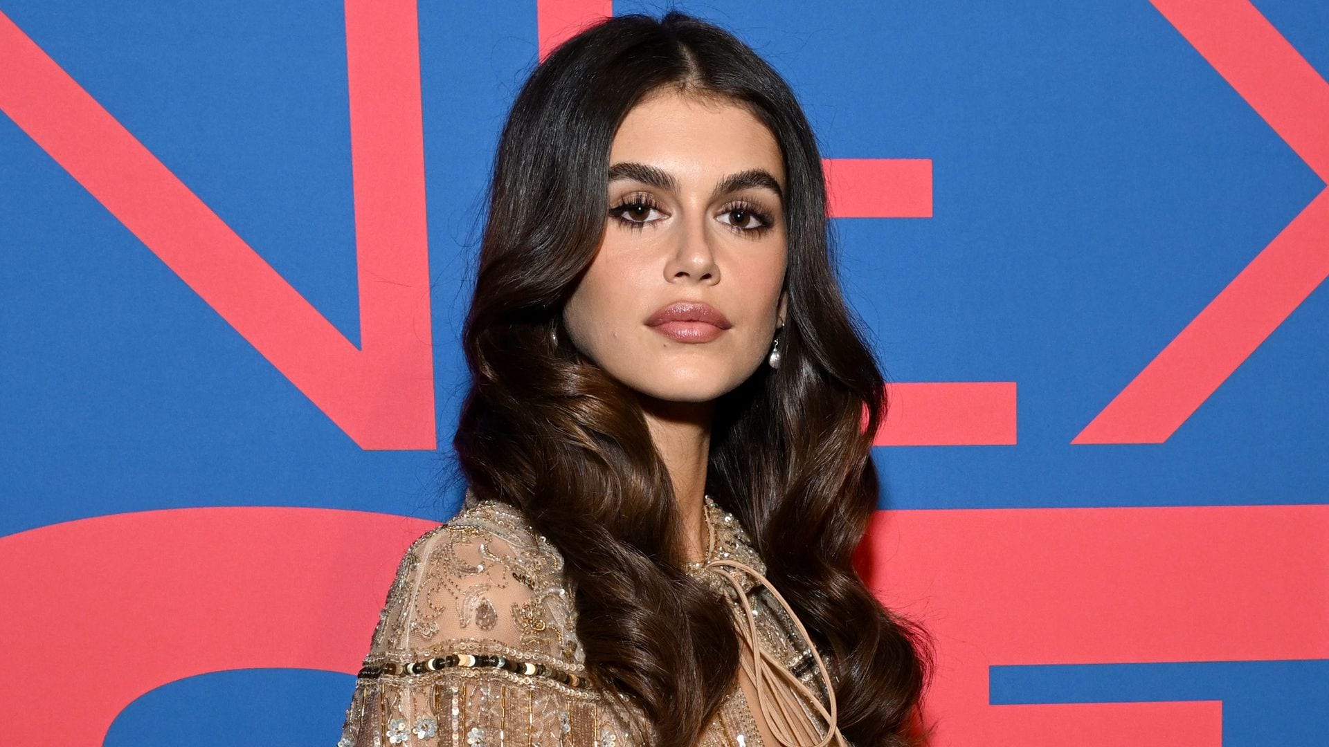 El look más arriesgado (y acertado) de Kaia Gerber: minivestido-joya y calcetines altos