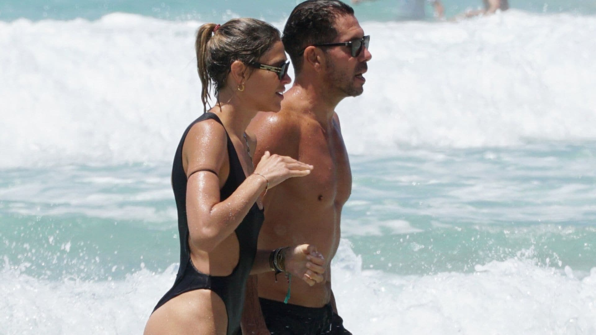 Diego Simeone y Carla Pereyra practican el ‘twinning’ en las playas de Punta del Este