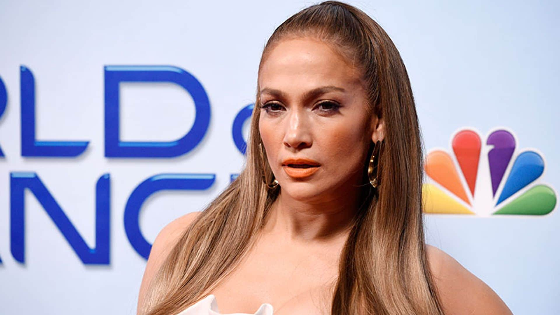 Jennifer Lopez se adelanta a la primavera con un exclusivo 'look'