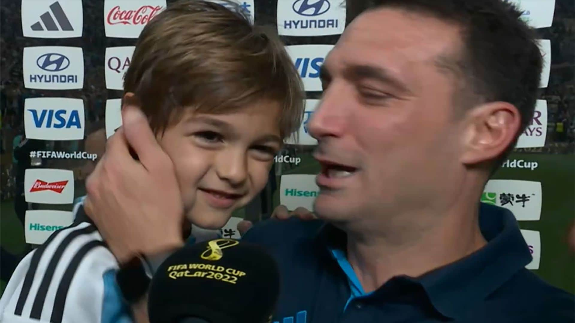 El entrenador de Argentina Lionel Scaloni, entre lágrimas y con su hijo en brazos, le dedica el Mundial a sus padres