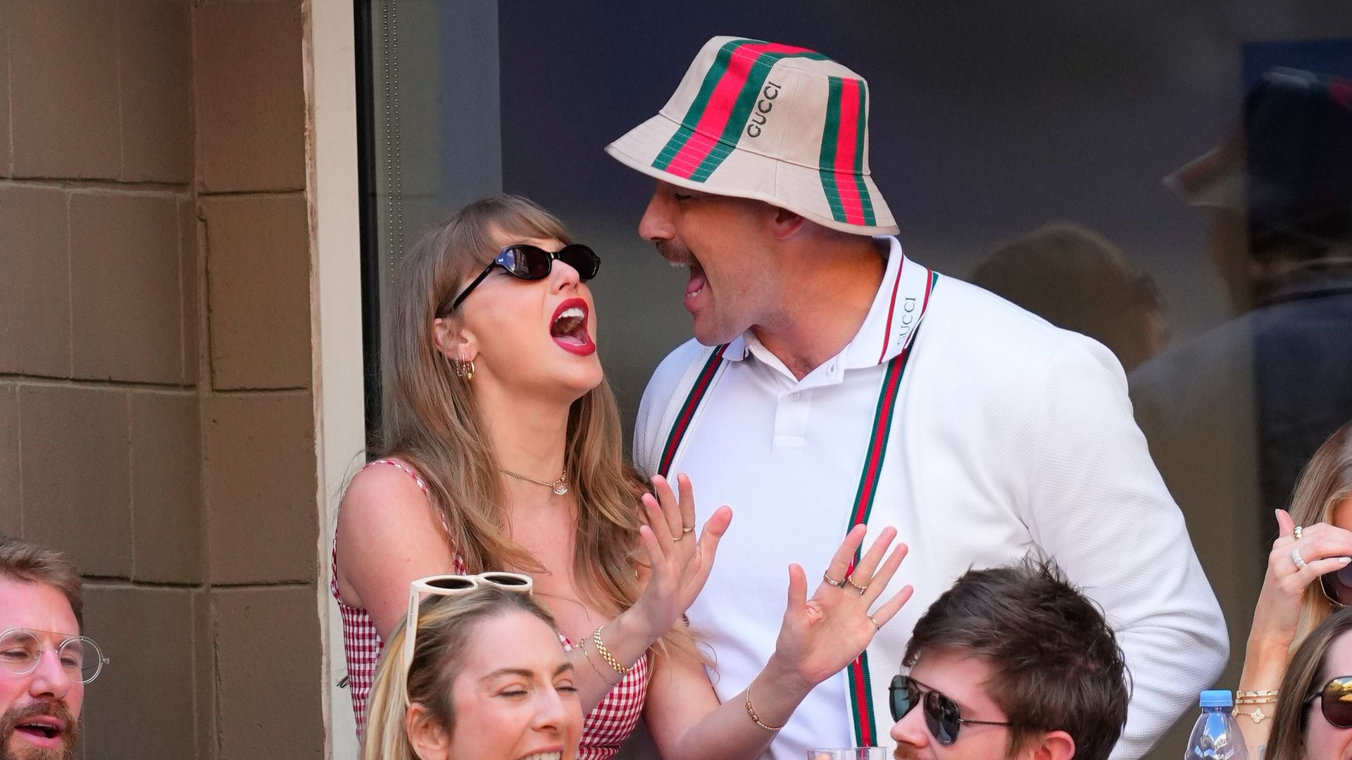 Taylor Swift causa furor bailando y cantando el clásico tema de Bad Bunny con Travis Kelce en el US Open de Nueva York