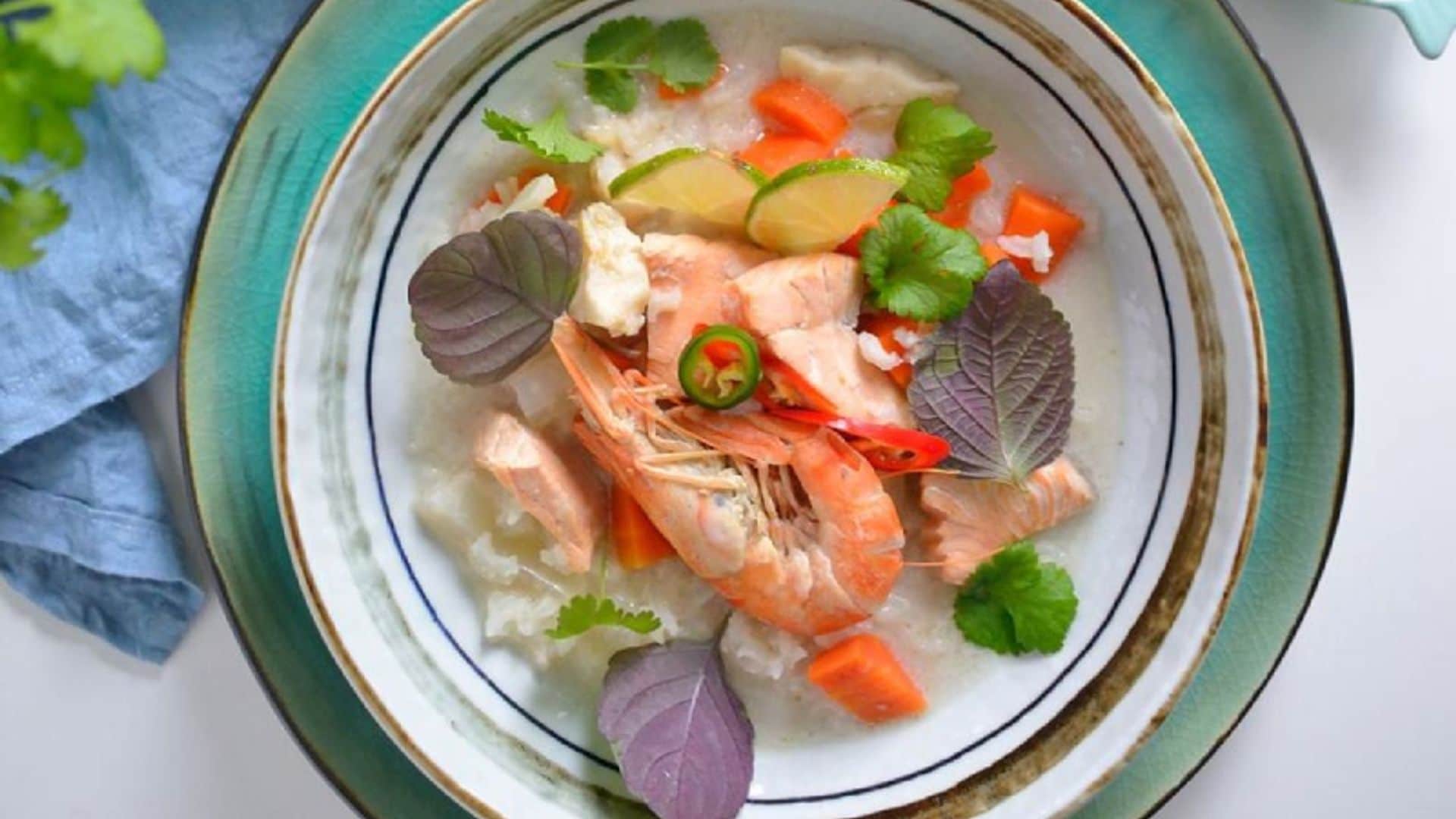Sopa 'Thai' de gambones y salmón