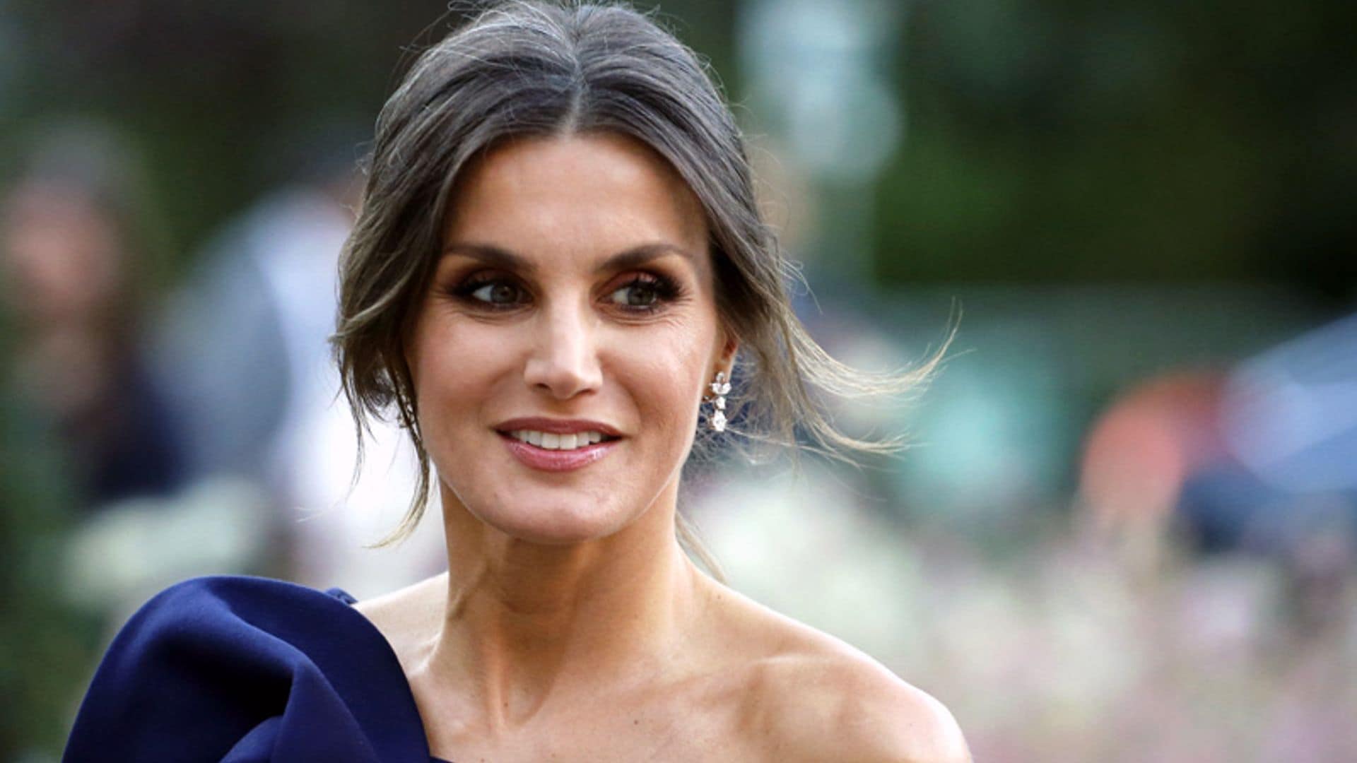 Doña Letizia gana en París su esperado duelo de estilo con Brigitte Macron