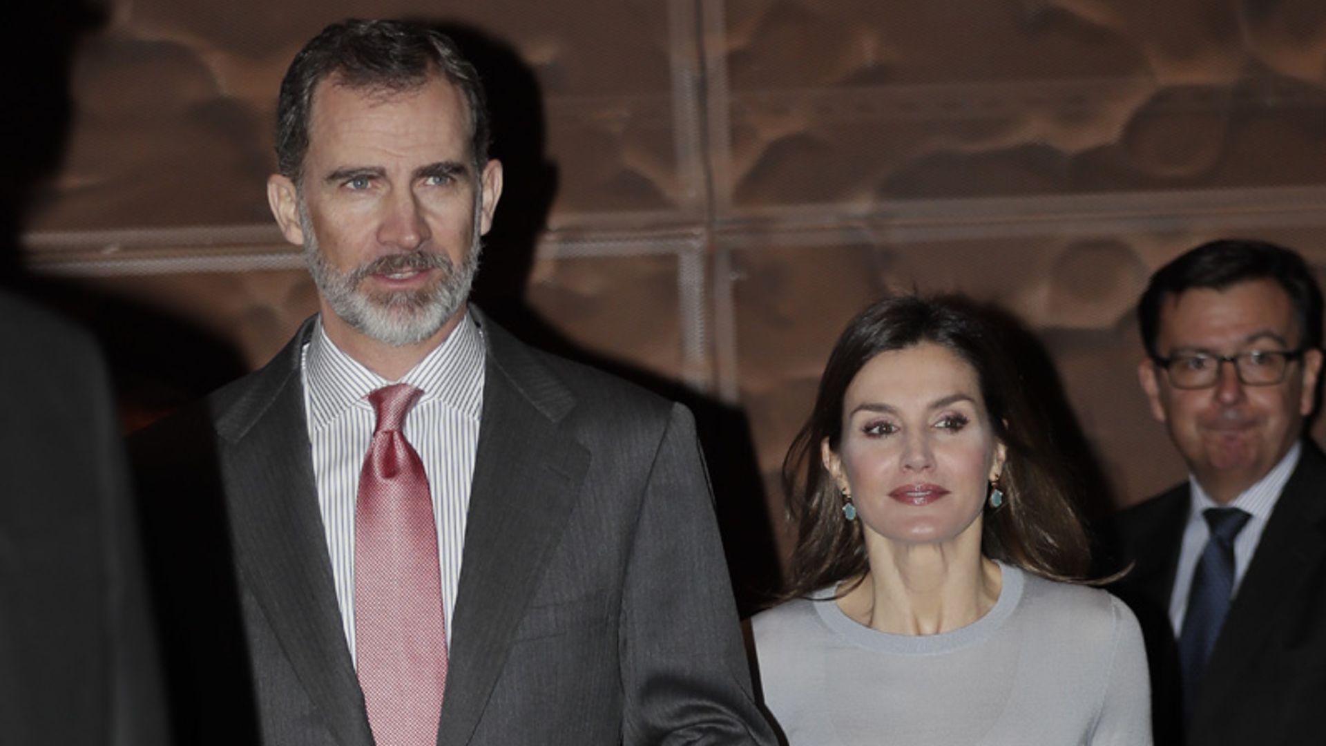 Los reyes Felipe y Letizia presiden un acto mientras don Juan Carlos recibe el alta