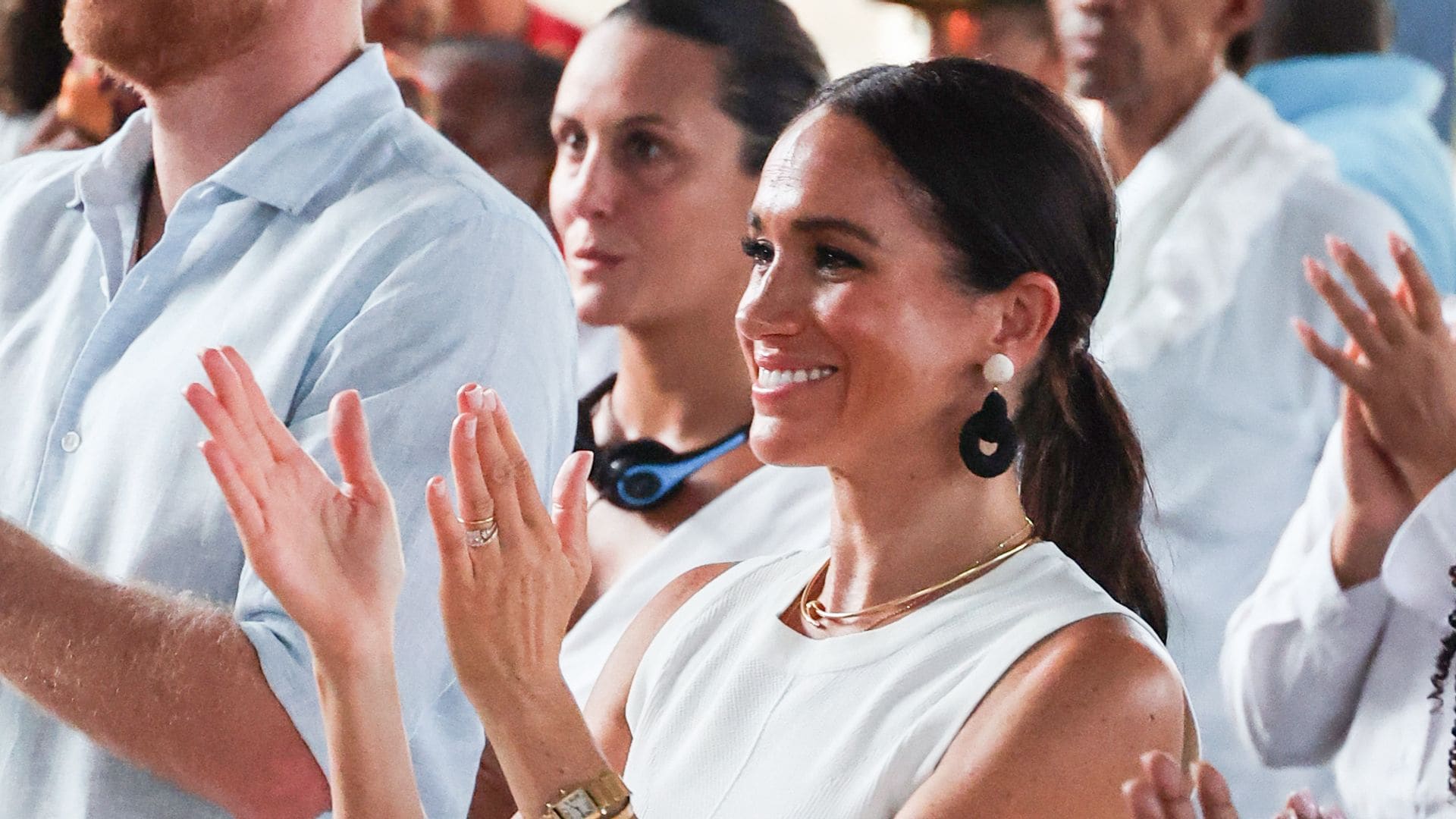 Desvelamos el secreto de la coleta ondulada más elegante de Meghan Markle en Colombia