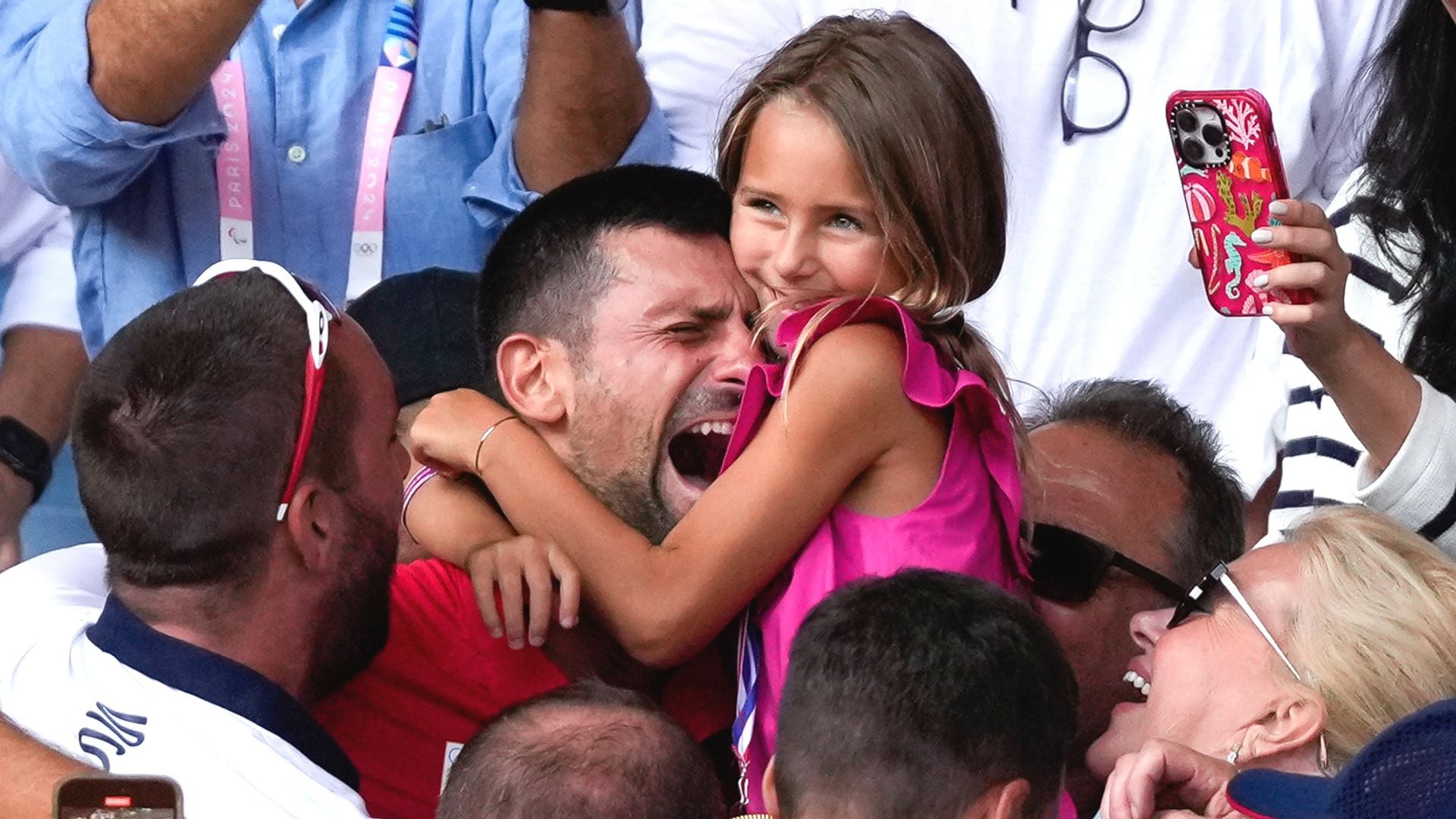 Djokovic, abrazado a su hija Tara, se derrumba tras ganar el oro ante Alcaraz en París