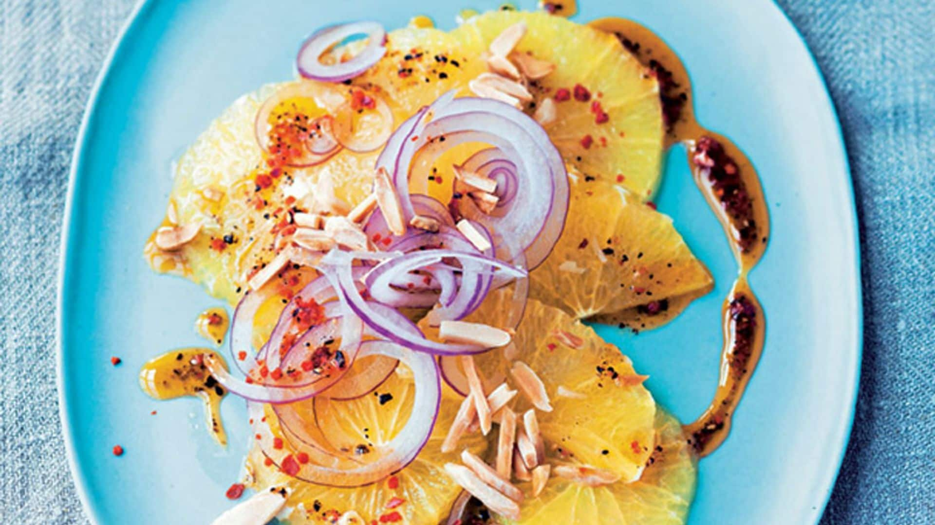 Ensalada de naranja y almendras con vinagreta de limón y paté de aceitunas