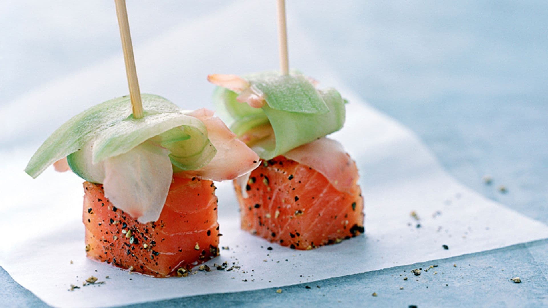 Brochetas de salmón con jengibre y pepino