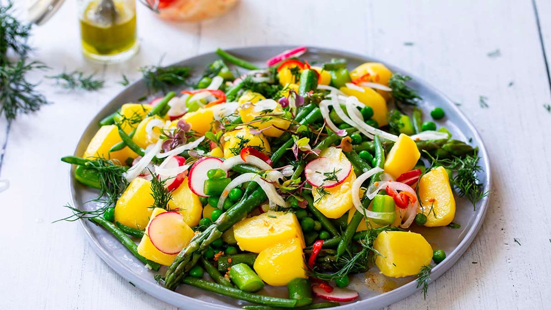 Ensalada veraniega de patata, judías, espárragos y guisantes