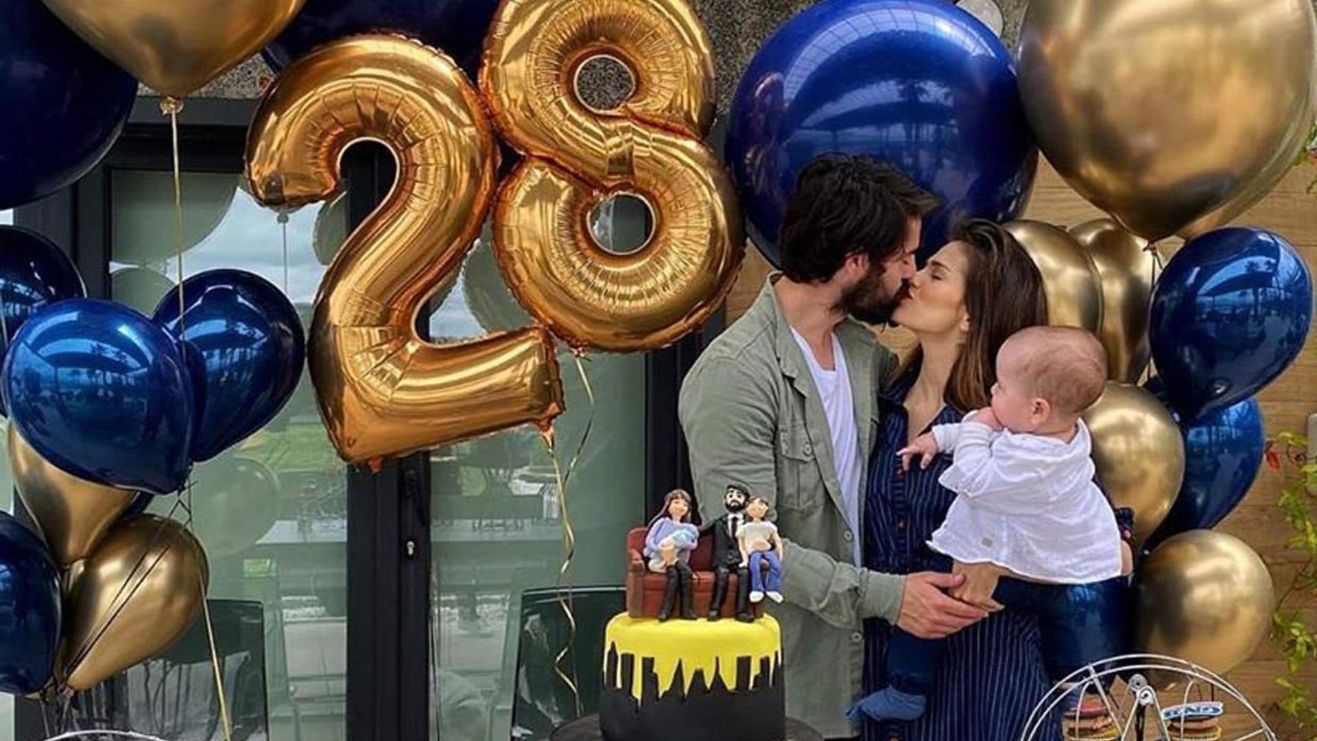 Globos, tarta personalizada... Isco Alarcón sopla las velas en familia pero con una importante ausencia