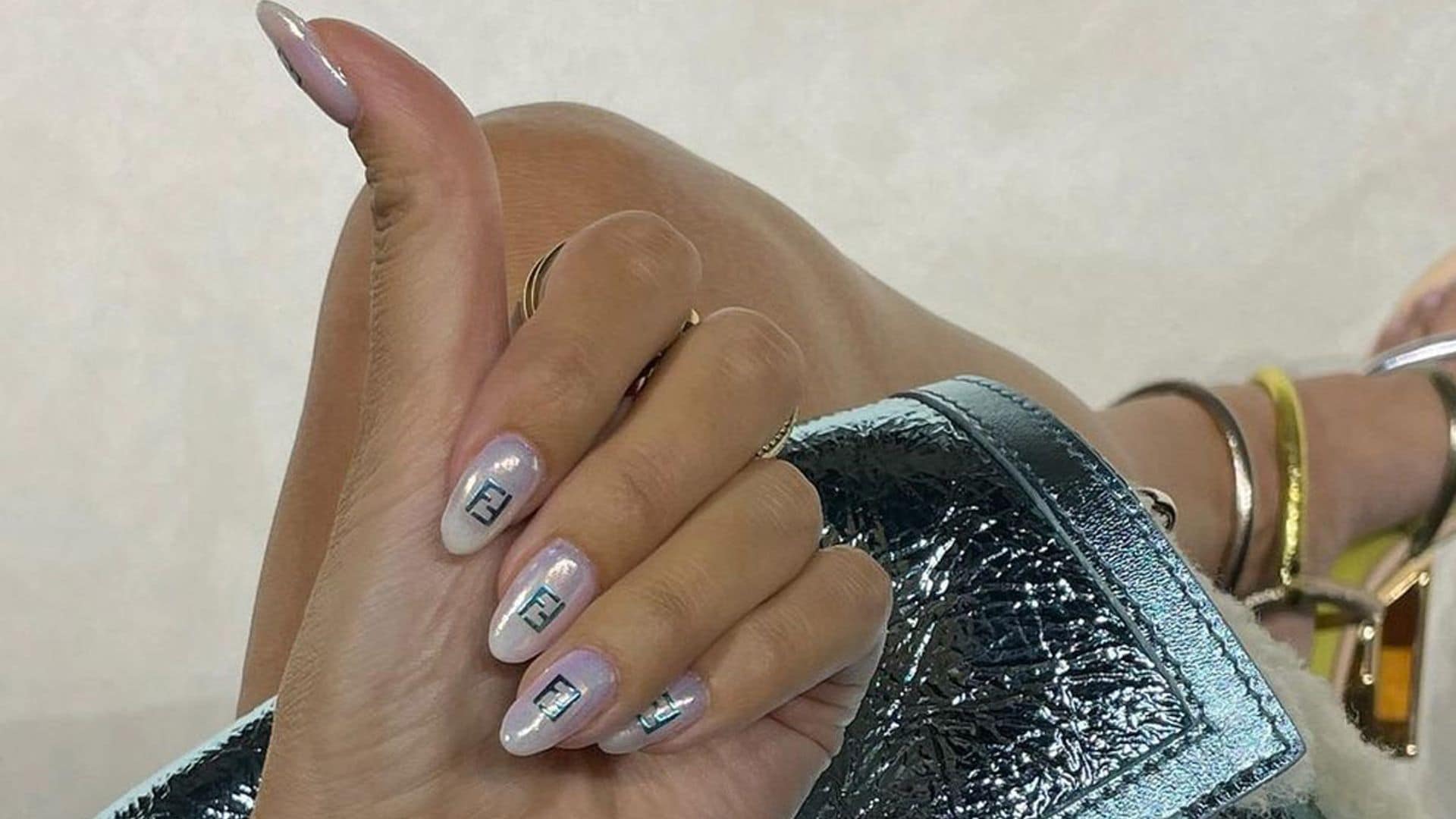 La manicura viral de New York Fashion Week y otros diseños que trasladan la logomanía a tus uñas