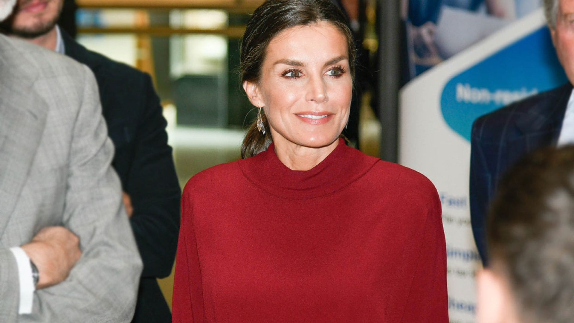 La Reina rescata su vestido rojo de Massimo Dutti que también gustó a otra 'royal' europea