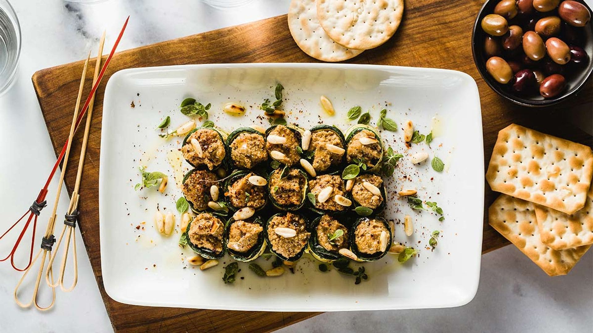 Rollitos de calabacín rellenos de 'tapenade' con piñones y menta