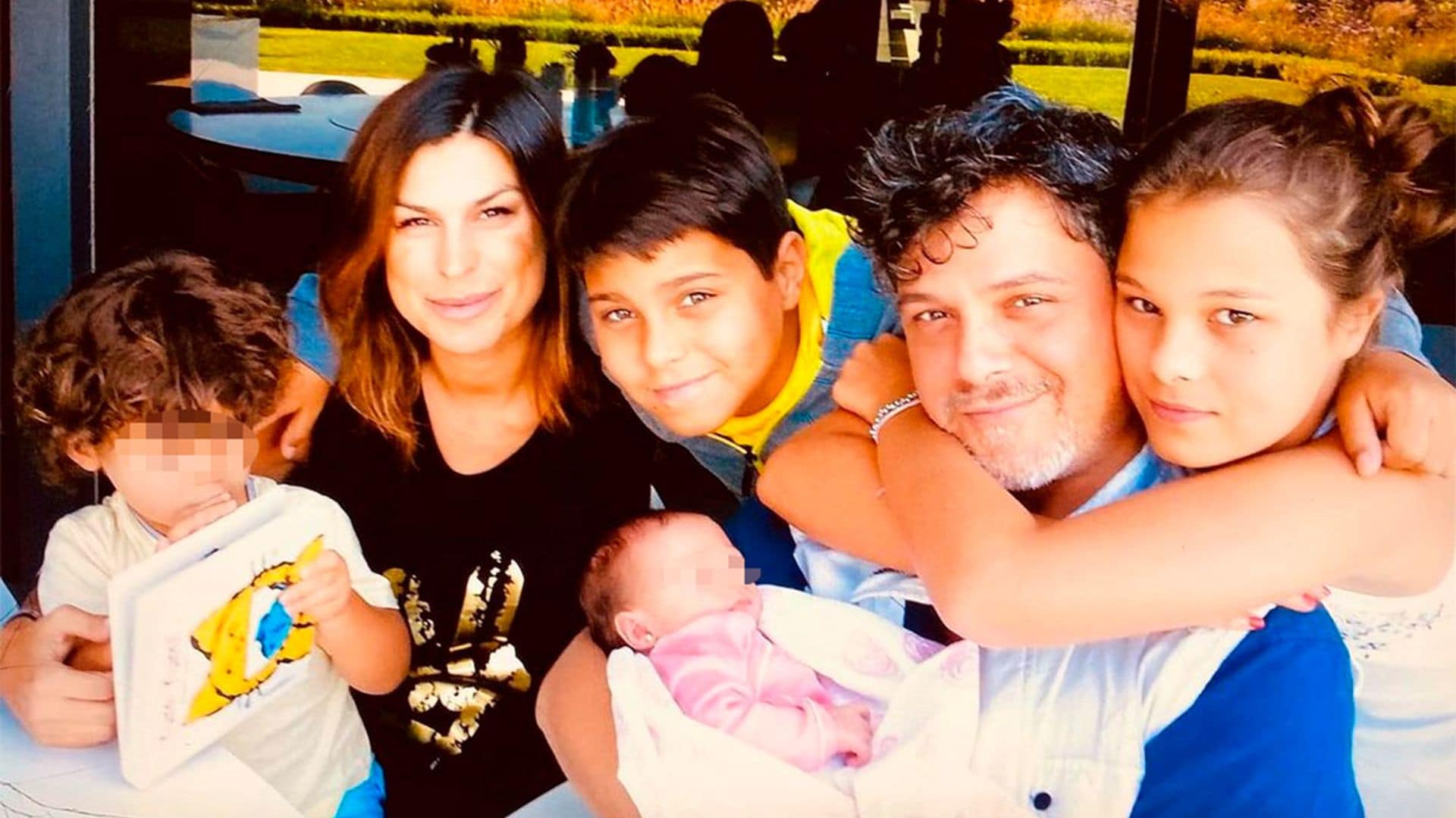 Raquel Perera presume de su gran familia e incluye a todos los hijos de Alejandro Sanz