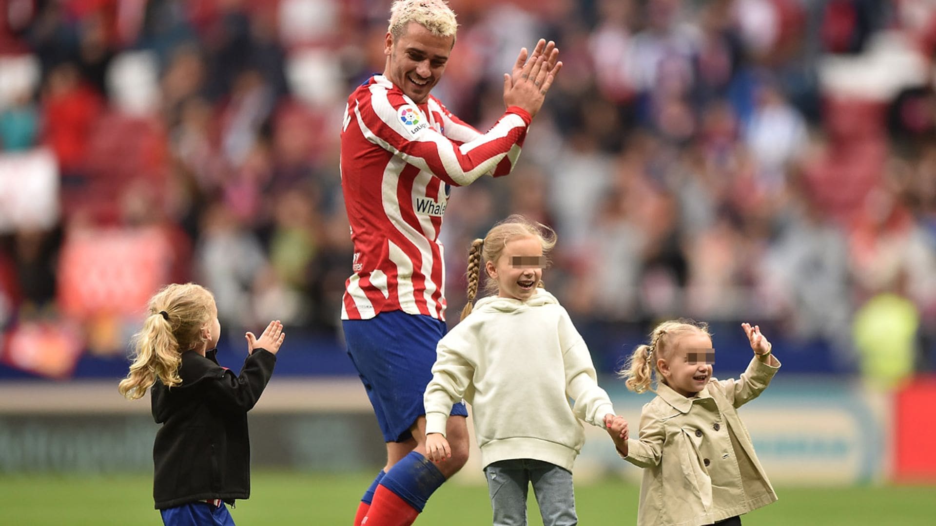 Antoine Griezmann salta con sus hijos al campo tras recibir 'el perdón' de la afición del Atlético de Madrid