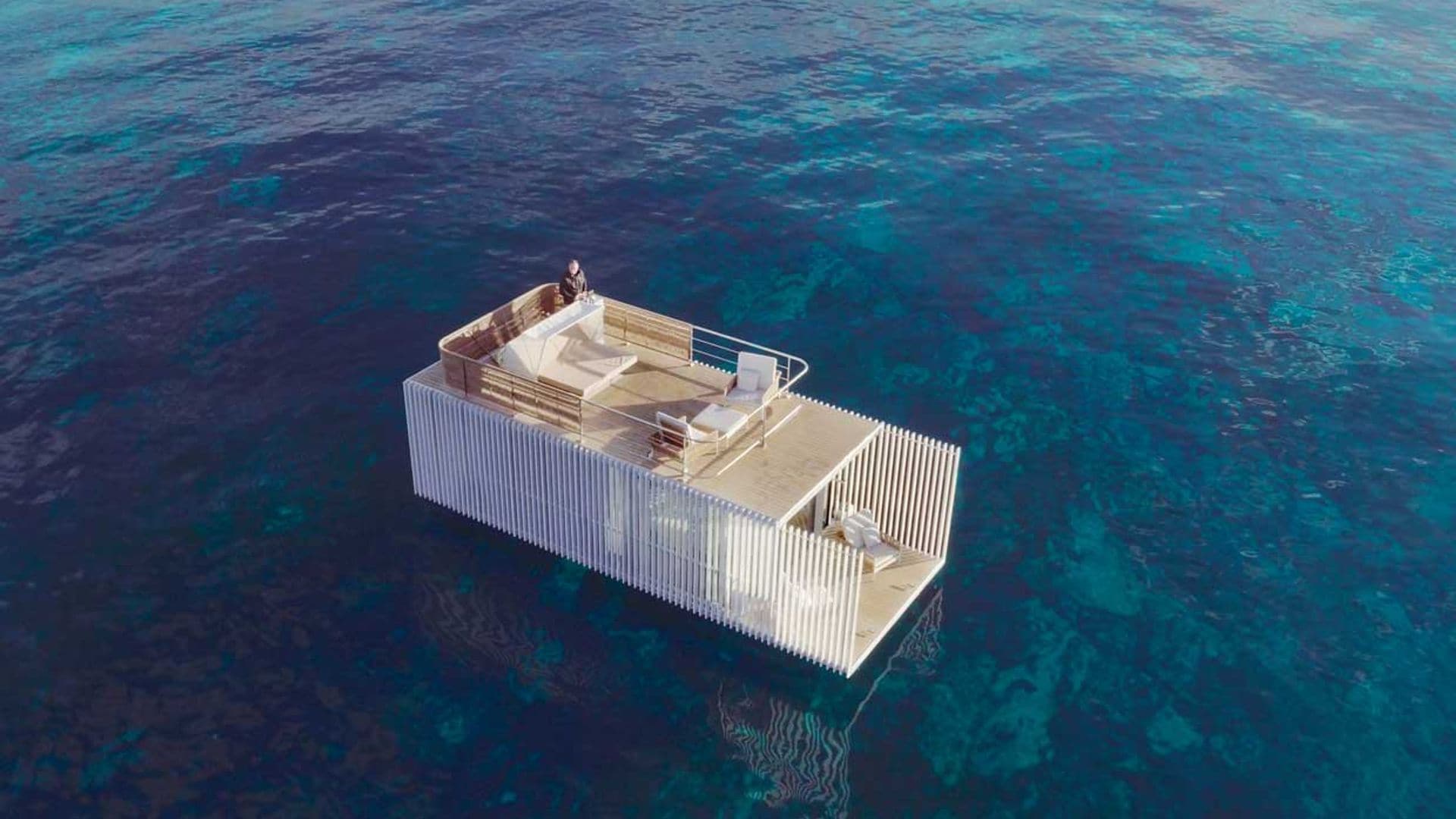 ¿Quieres dormir en una casa prefabricada flotante en mitad del mar?