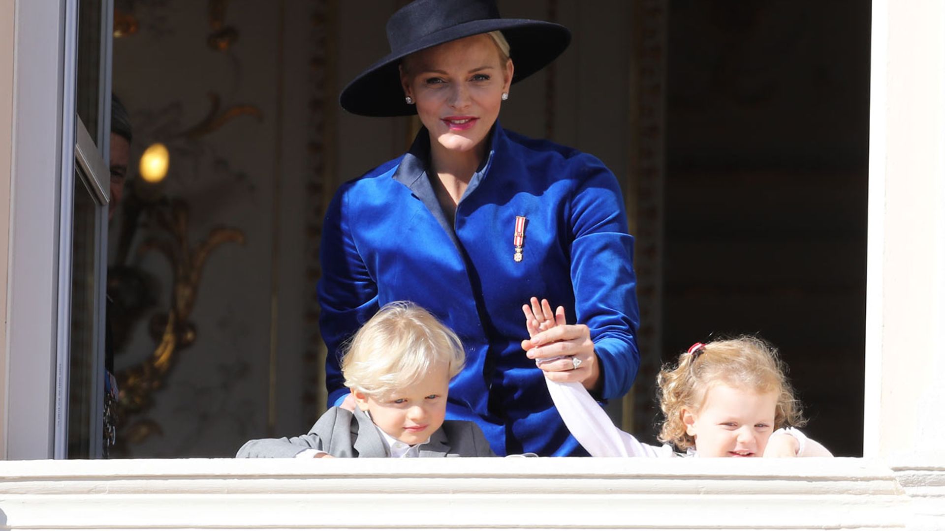 ¿En qué idioma hablan? ¿Quién les lleva al colegio? Charlene de Mónaco cuenta su día a día como madre