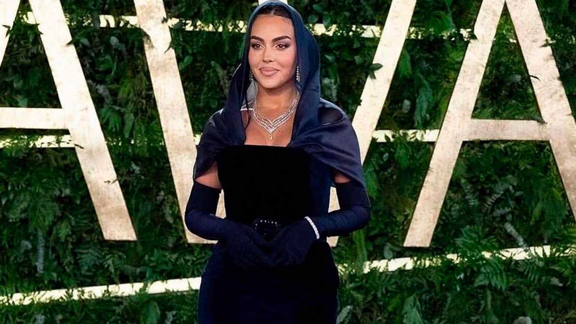 Georgina deslumbra en Arabia Saudí con un espectacular vestido de terciopelo y capucha