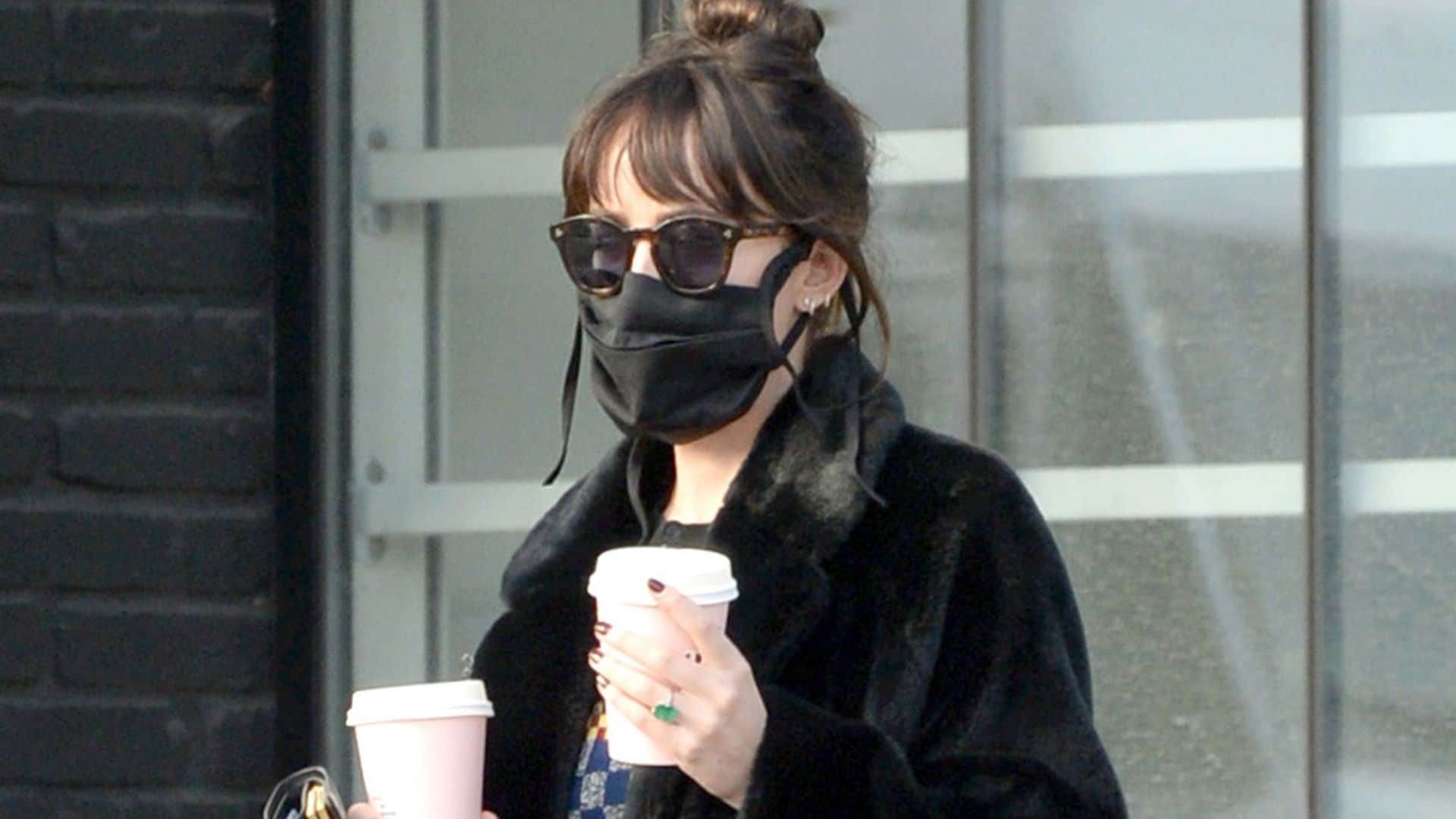 Dakota Johnson y el fabuloso anillo que ha despertado los rumores de compromiso con Chris Martin