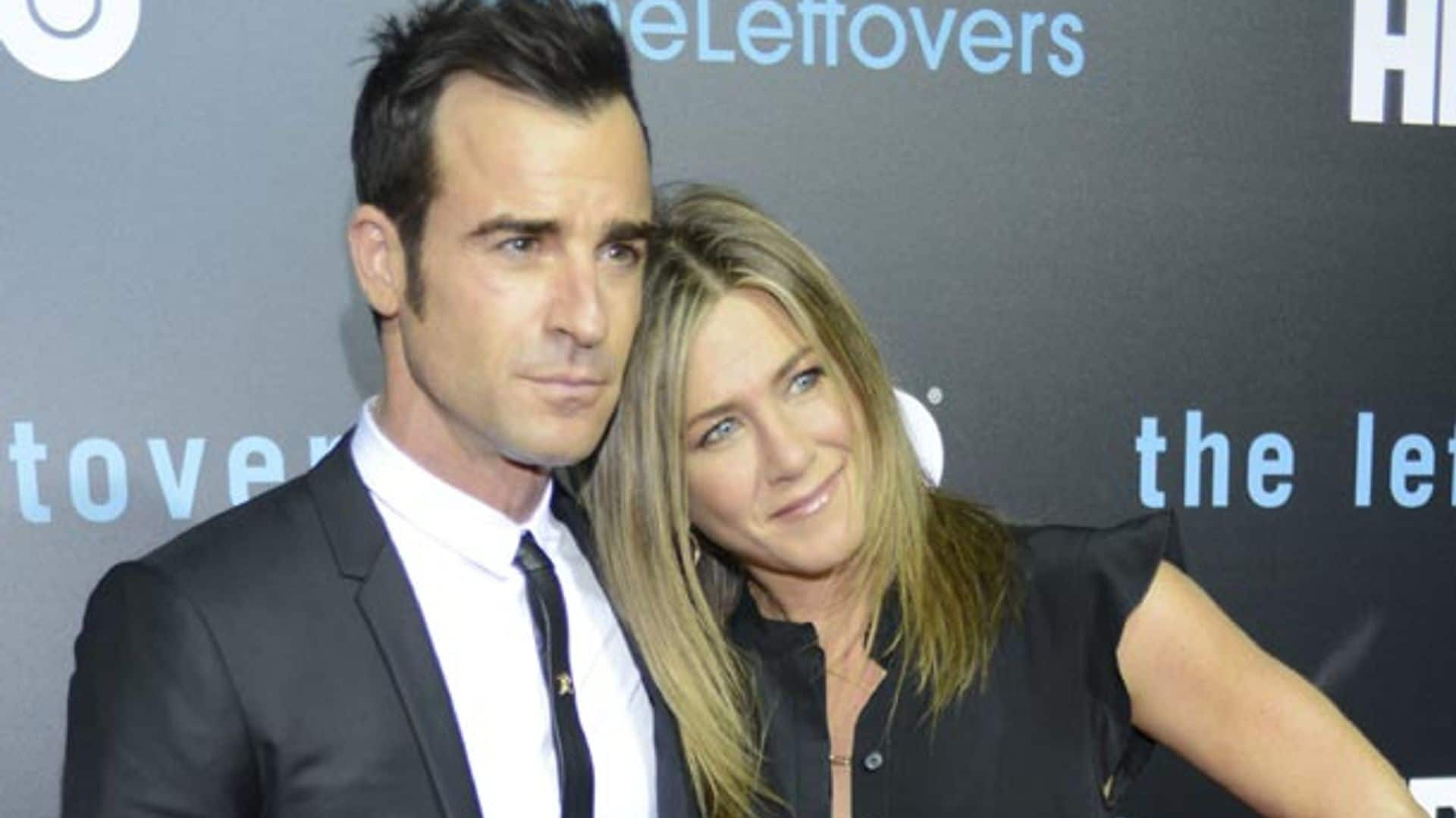 Dos meses después de su boda, Jennifer Aniston y Justin Theroux posan como marido y mujer