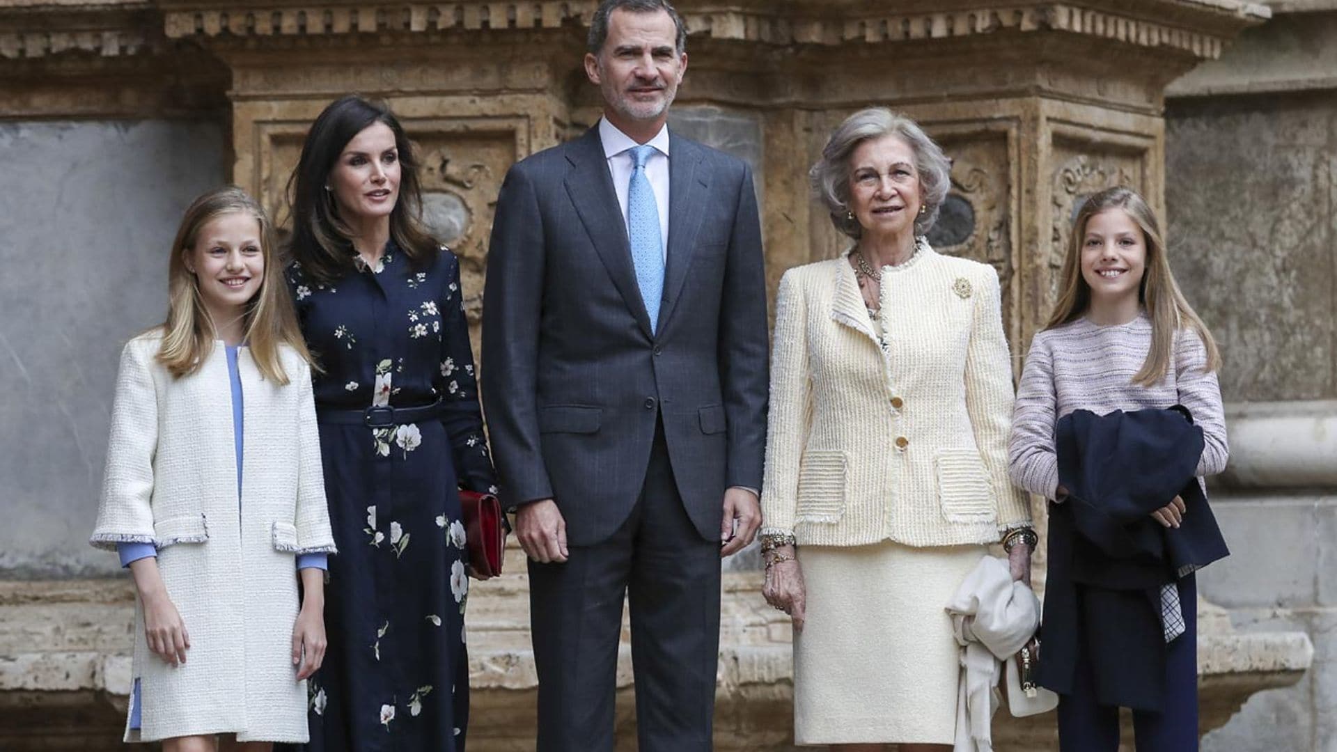 Los Reyes y sus hijas asisten a la tradicional Misa de Pascua acompañados de Doña Sofía