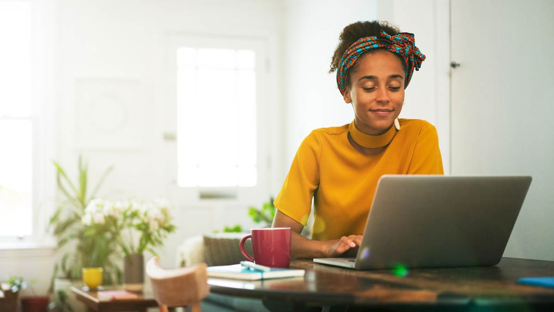 mujer con ordenador portatil