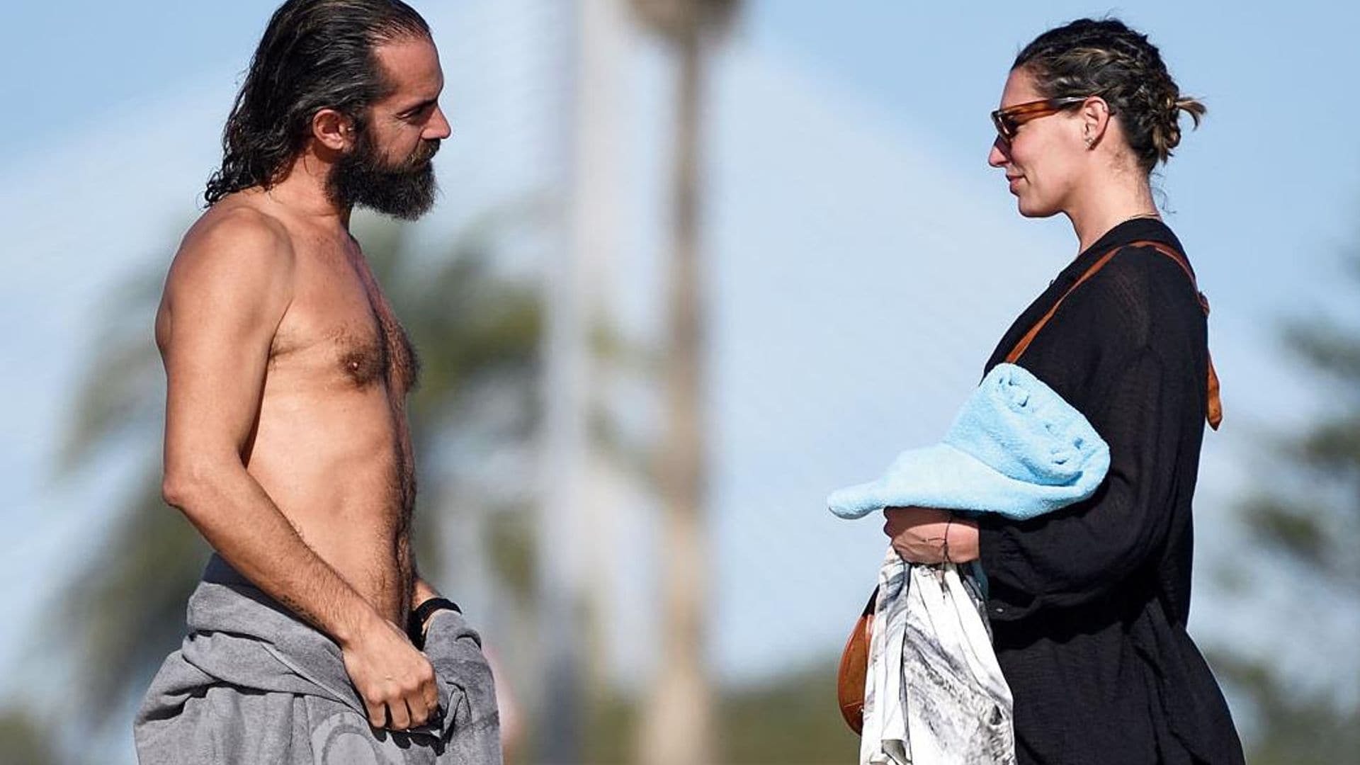 Las sorprendentes imágenes del baño de Eugenia Osborne y su novio en la playa, en pleno invierno