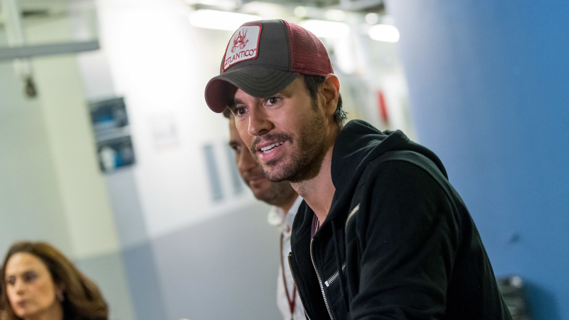 Enrique Iglesias reaparece en Barcelona durante la gala solidaria de Los40 Music Awards