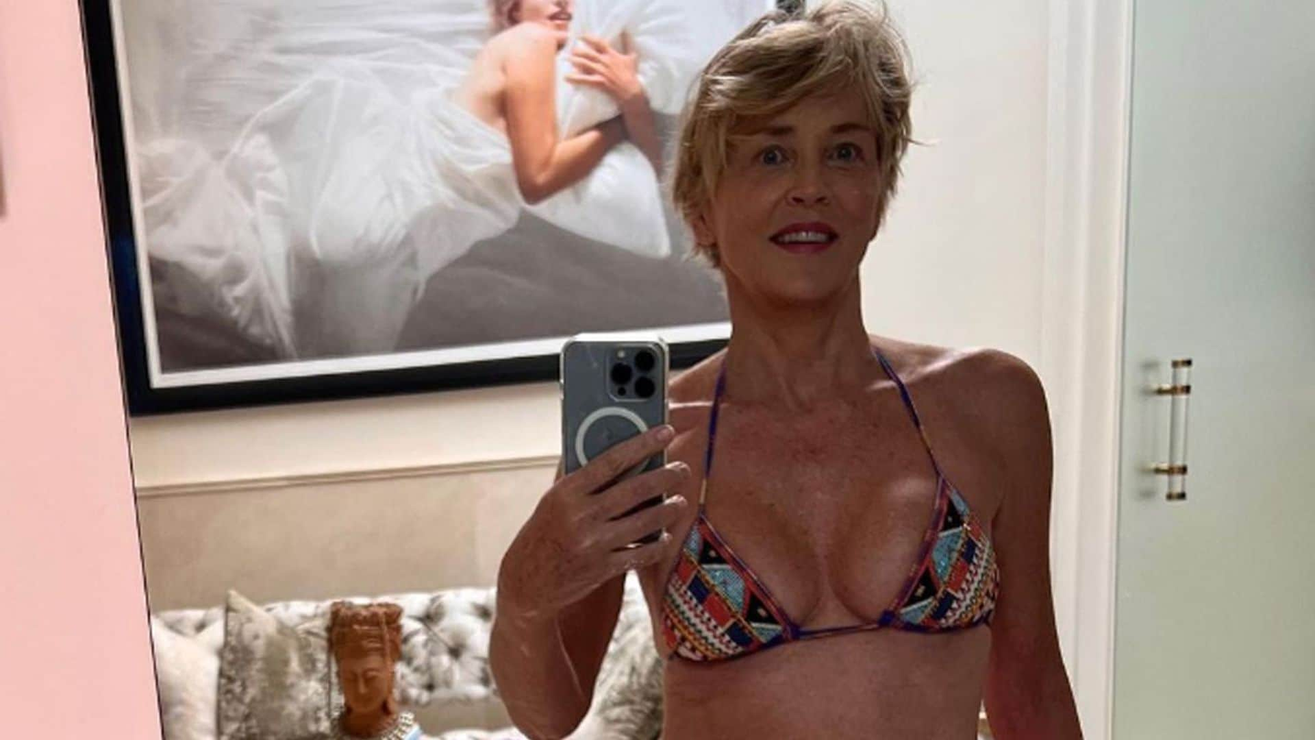 Sharon Stone deja a sus fans boquiabiertos posando en bañador a los 64 años