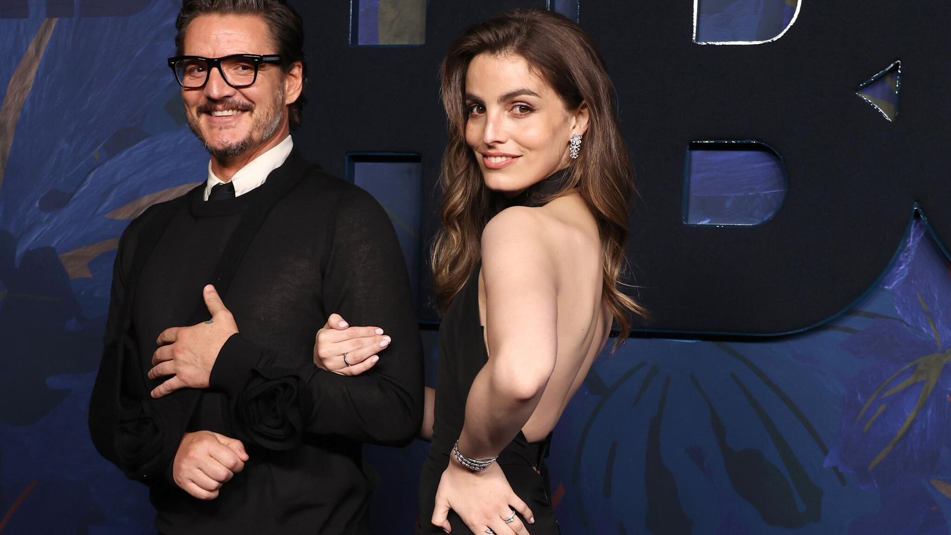 Cómplices e inseparables... así desfilaron Pedro Pascal y su hermana Lux, en los Emmy Awards