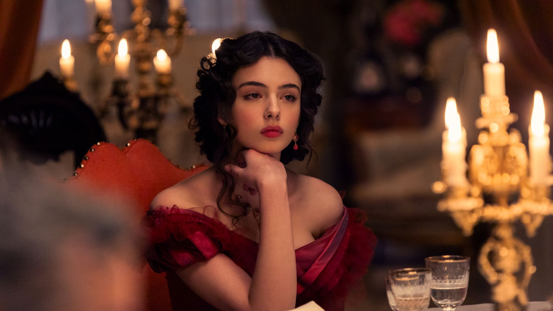 Deva Cassel, hija de Mónica Bellucci y Vincent Cassel, triunfa en Netflix con la serie en la que ha encontrado el amor