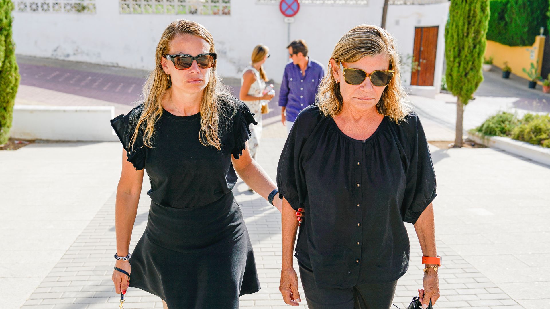 Cari Lapique y sus hijas, desoladas, despiden a Carlos Goyanes en el tanatorio arropadas por su entorno