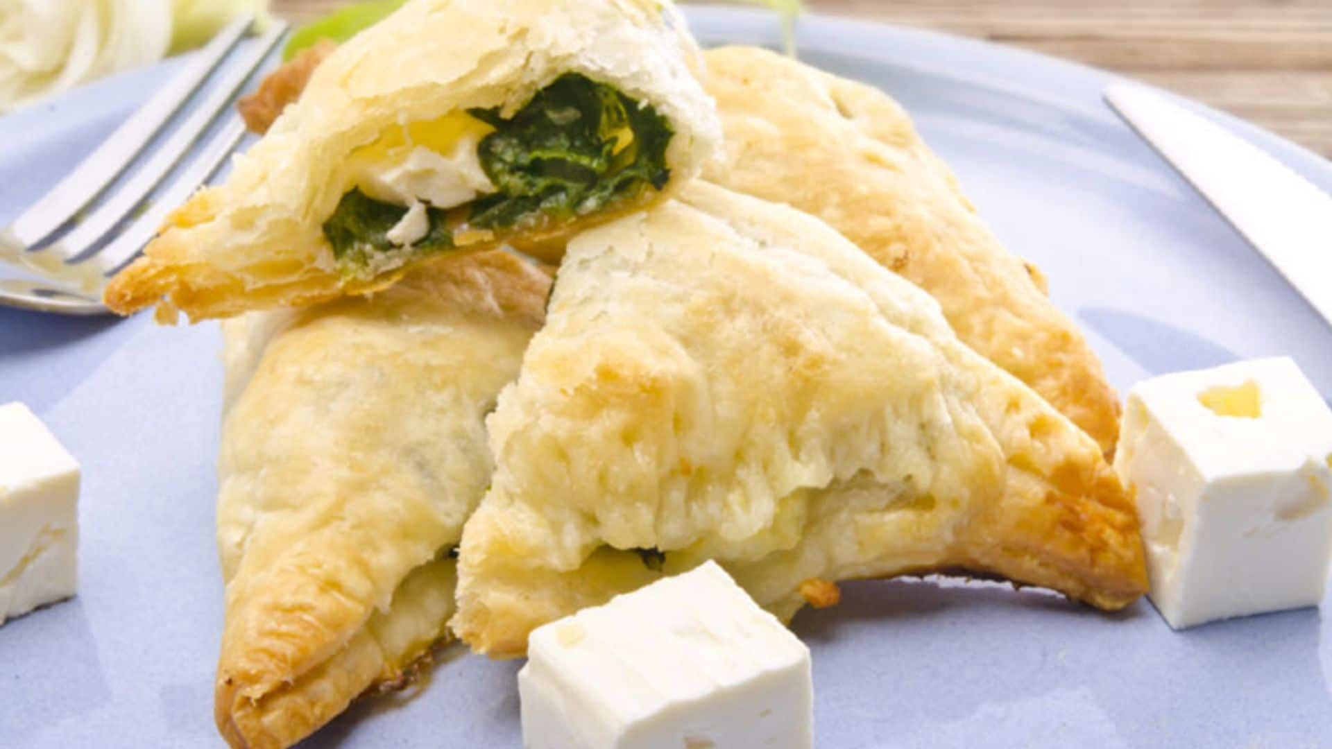 Samosas de hojaldre con espinacas y queso feta