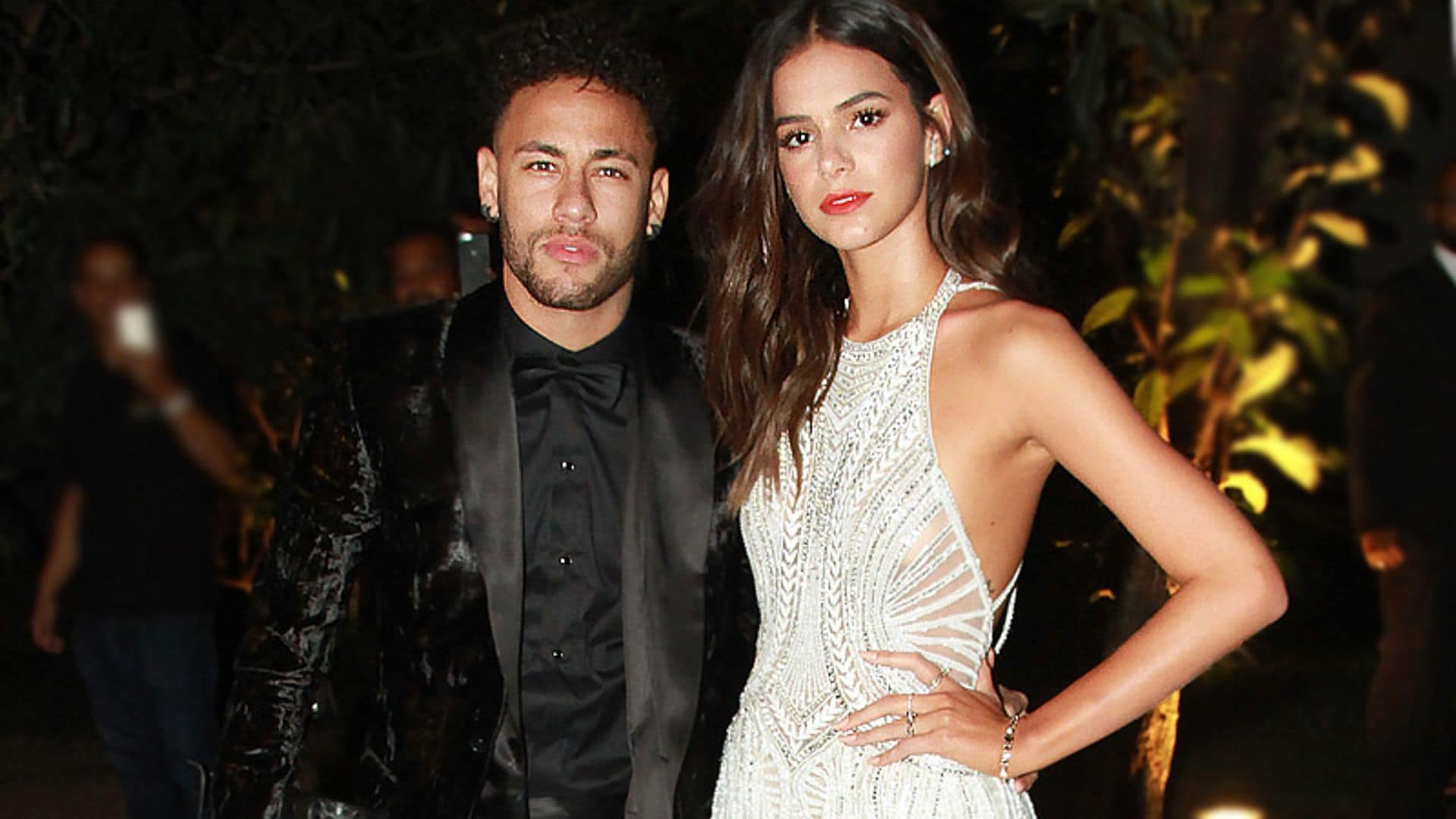 Neymar y Bruna Marquezine, presumen de amor... ¡y se comen a besos!