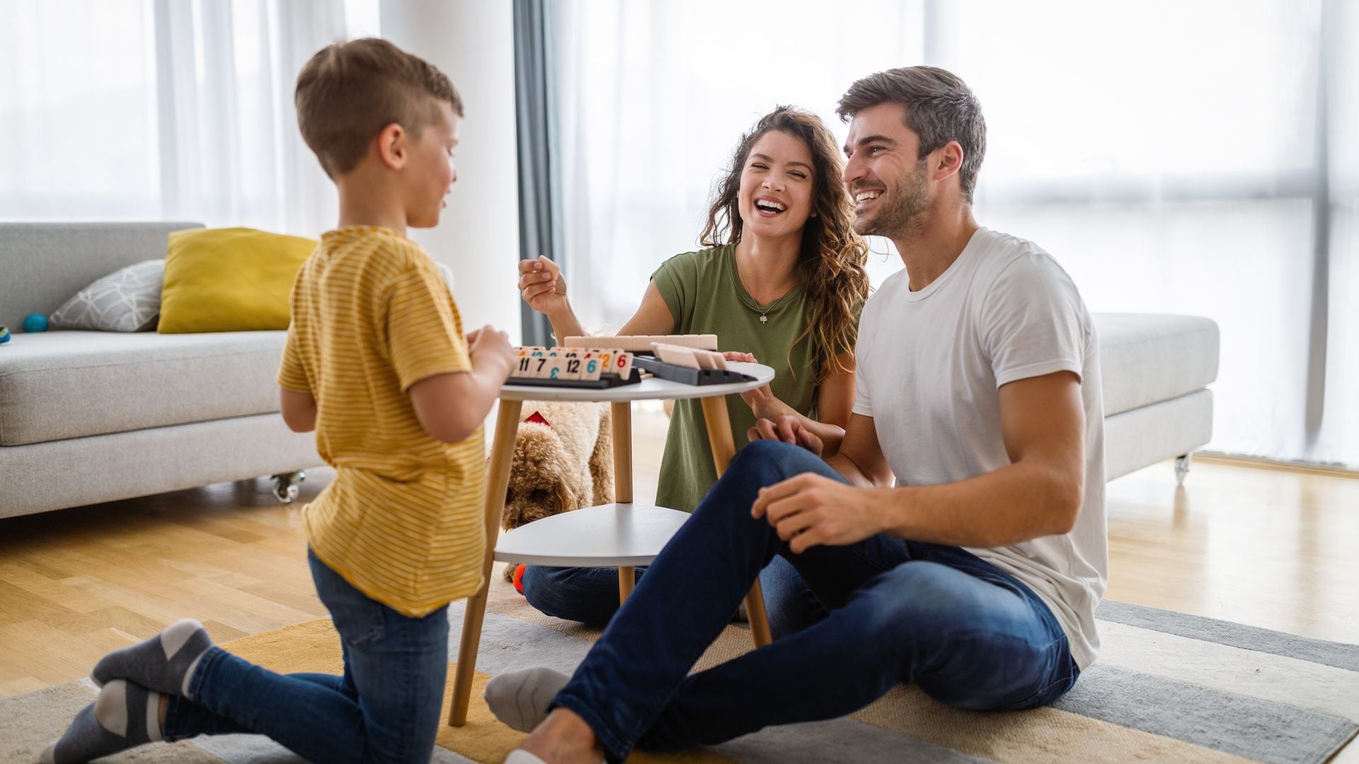 familia feliz jugando a un juego de mesa en casa