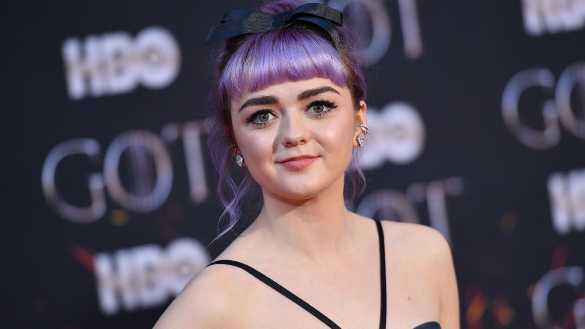 Maisie Williams cambia de nuevo de 'look' y confirma su romance con los tonos fantasía