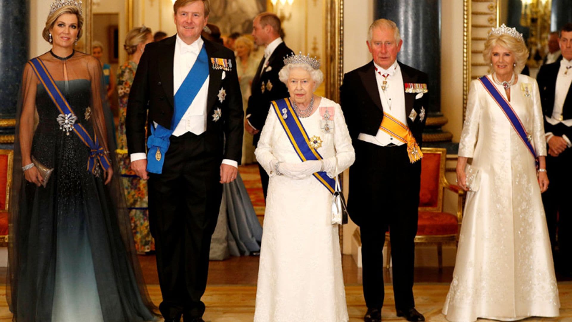 Espectacular desfile de tiaras en la cena de gala en honor a los reyes de Holanda en Buckingham