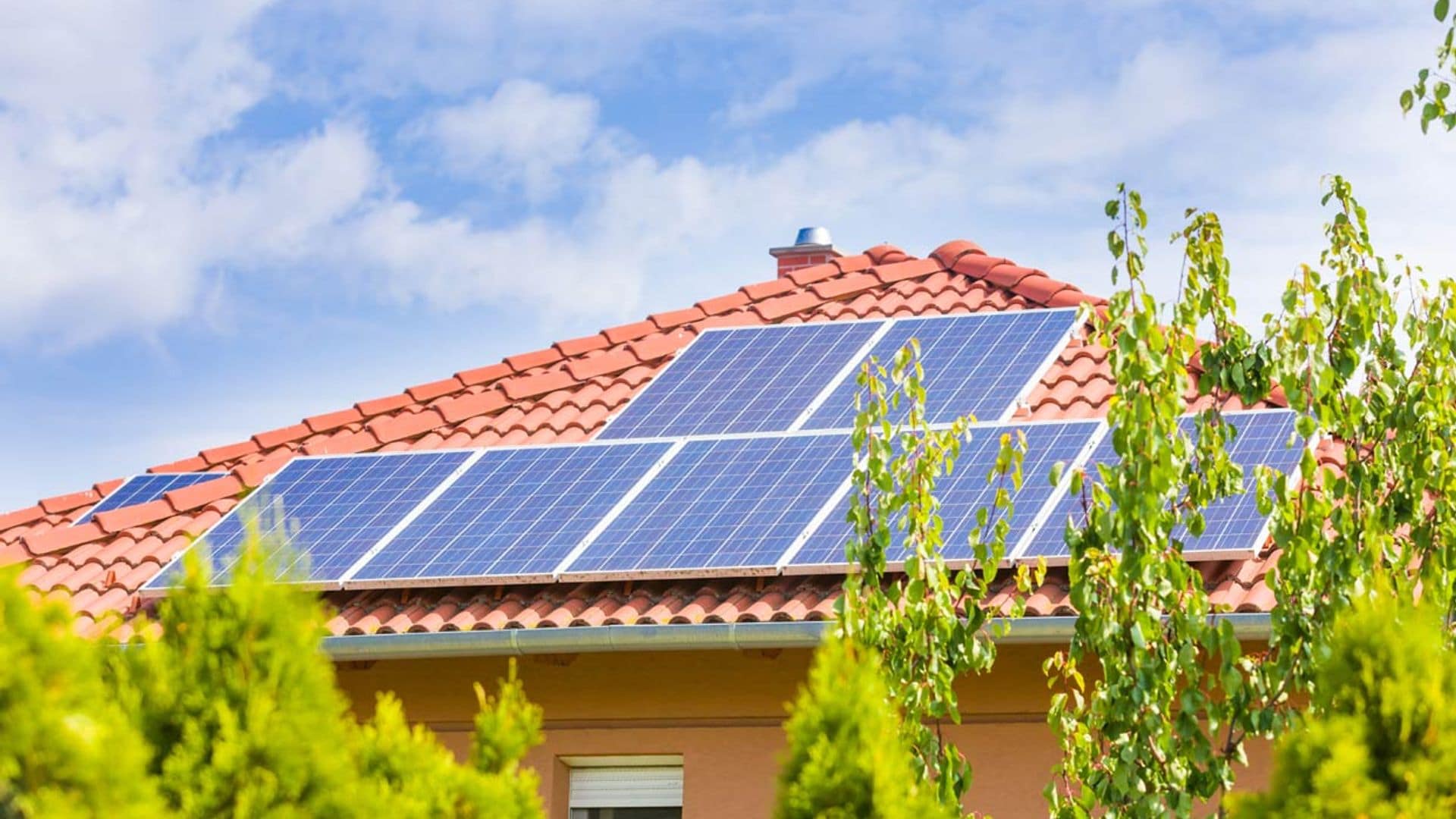 ¿Estás pensando en instalar placas solares en tu casa? Desmontamos estos falsos mitos