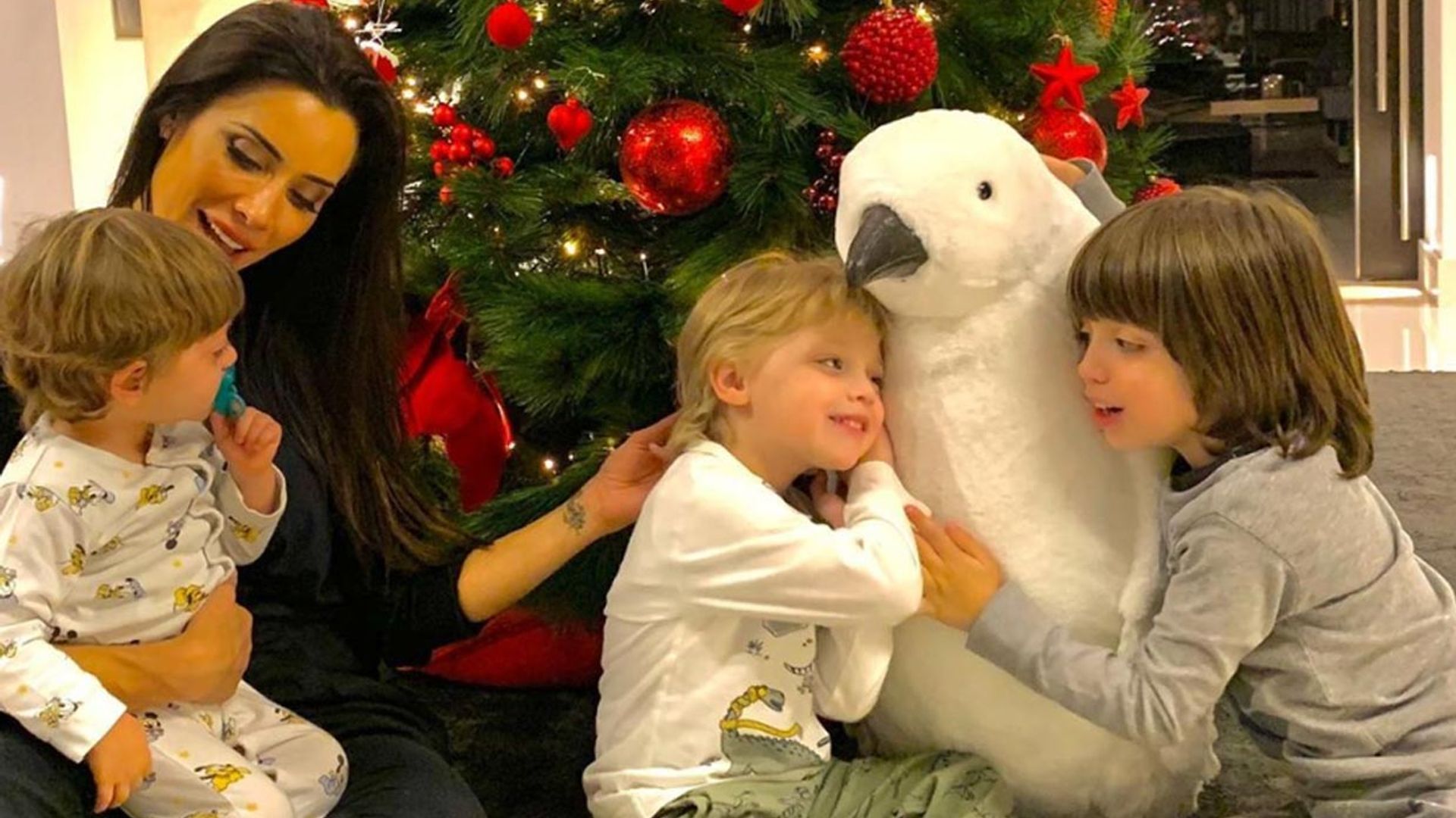 Pilar Rubio y Sergio Ramos ponen el árbol de Navidad con el 'toque mágico' de sus hijos