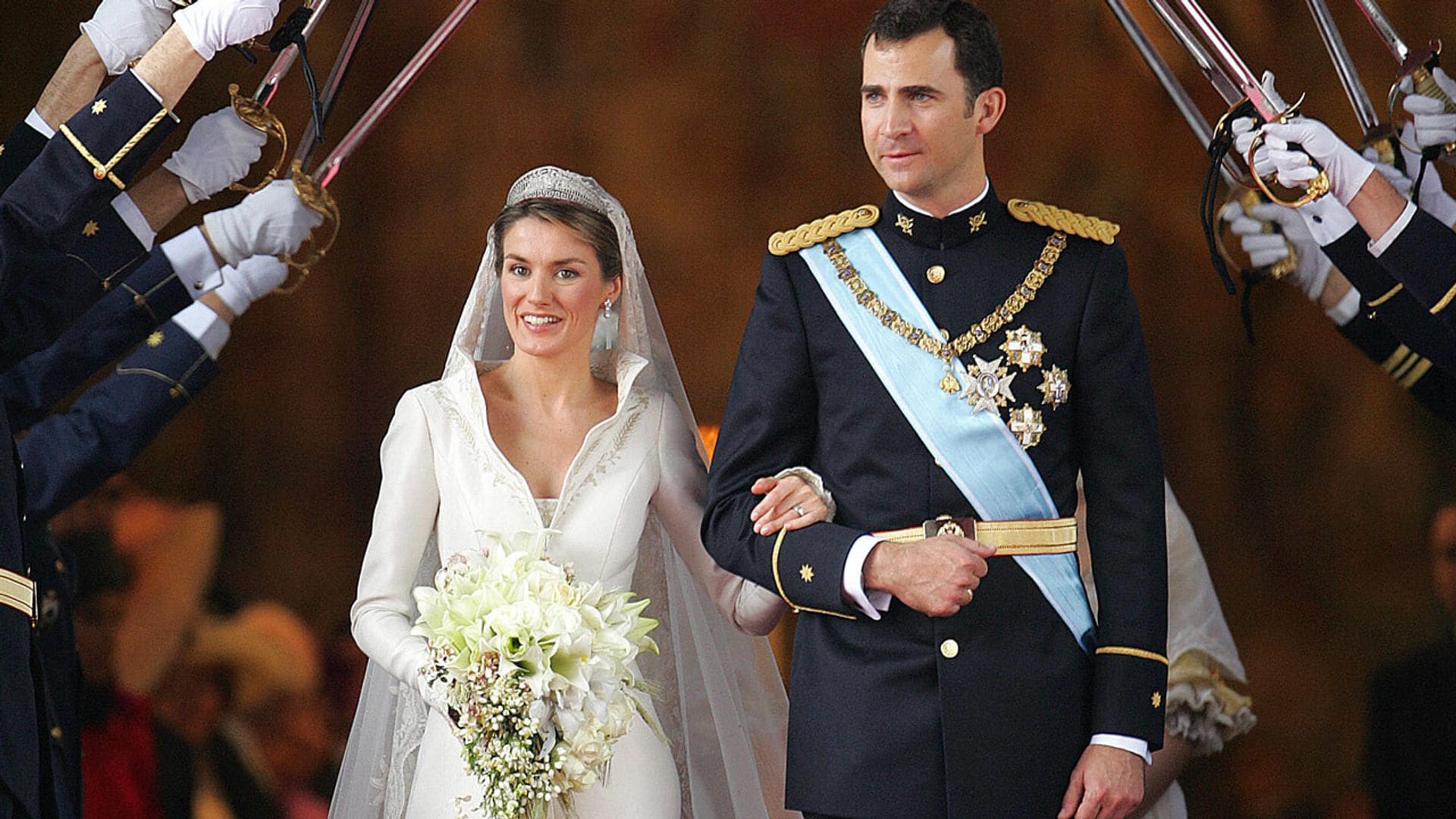 Recordamos el look de Letizia en su boda, del vestido a la tiara y todos los detalles