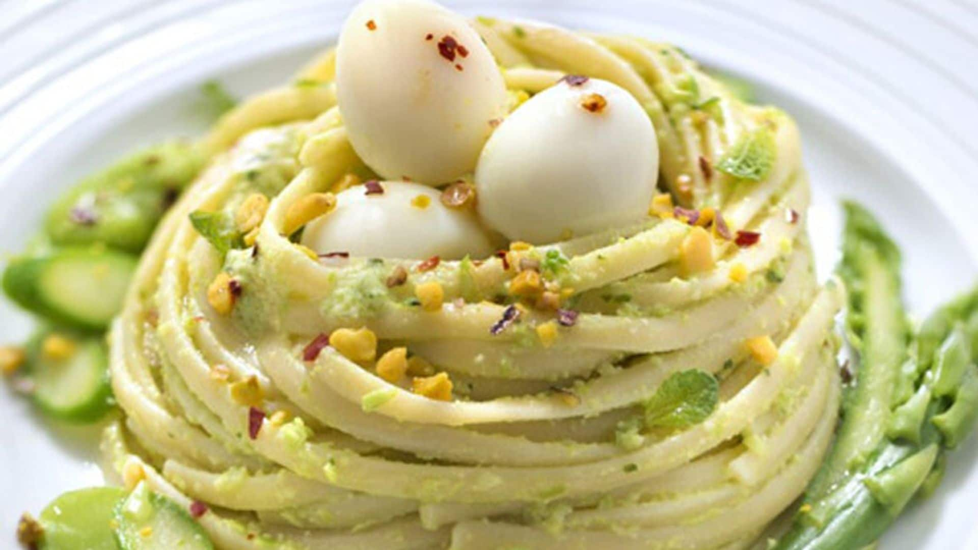 'Linguine' con pesto de pistacho y huevos de codorniz