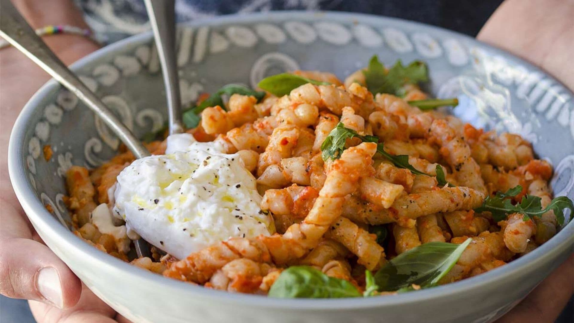 'Busiate' al pesto de pimiento rojo con burrata