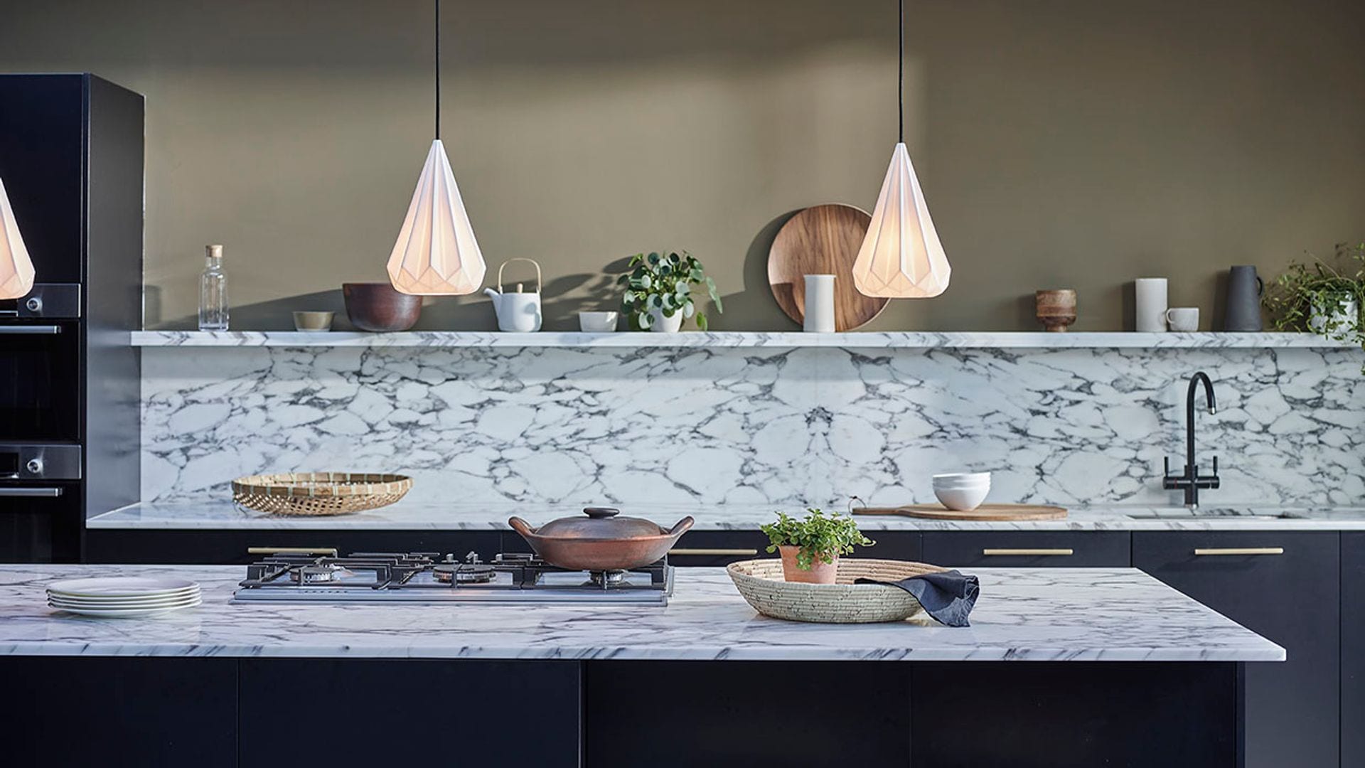 Descubre por qué es buena idea instalar estantes de pared en la cocina