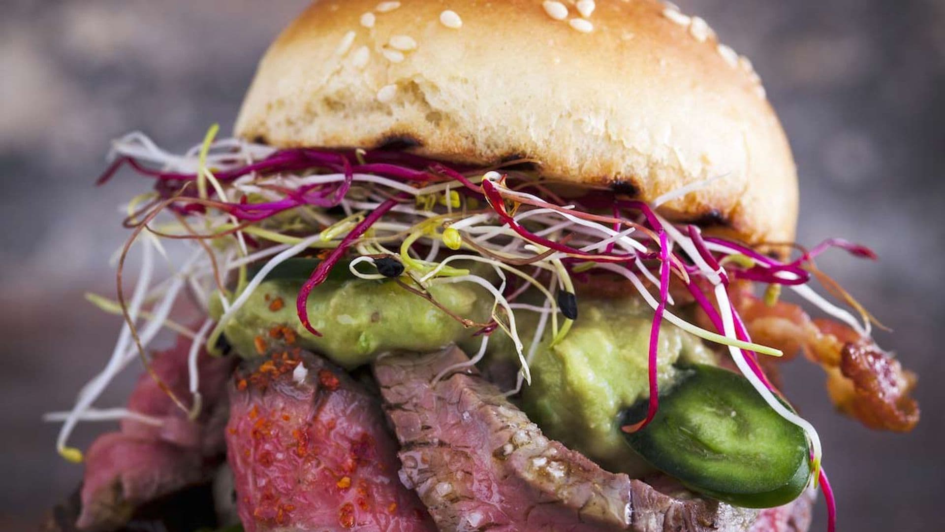 Mini hamburguesa con rosbif, jalapeños, aguacate y brotes de soja