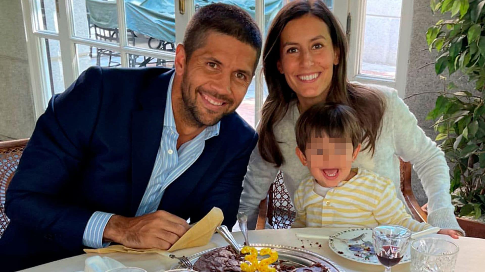 Ana Boyer abre sus regalos de cumpleaños con el mejor ayudante: su hijo Miguel