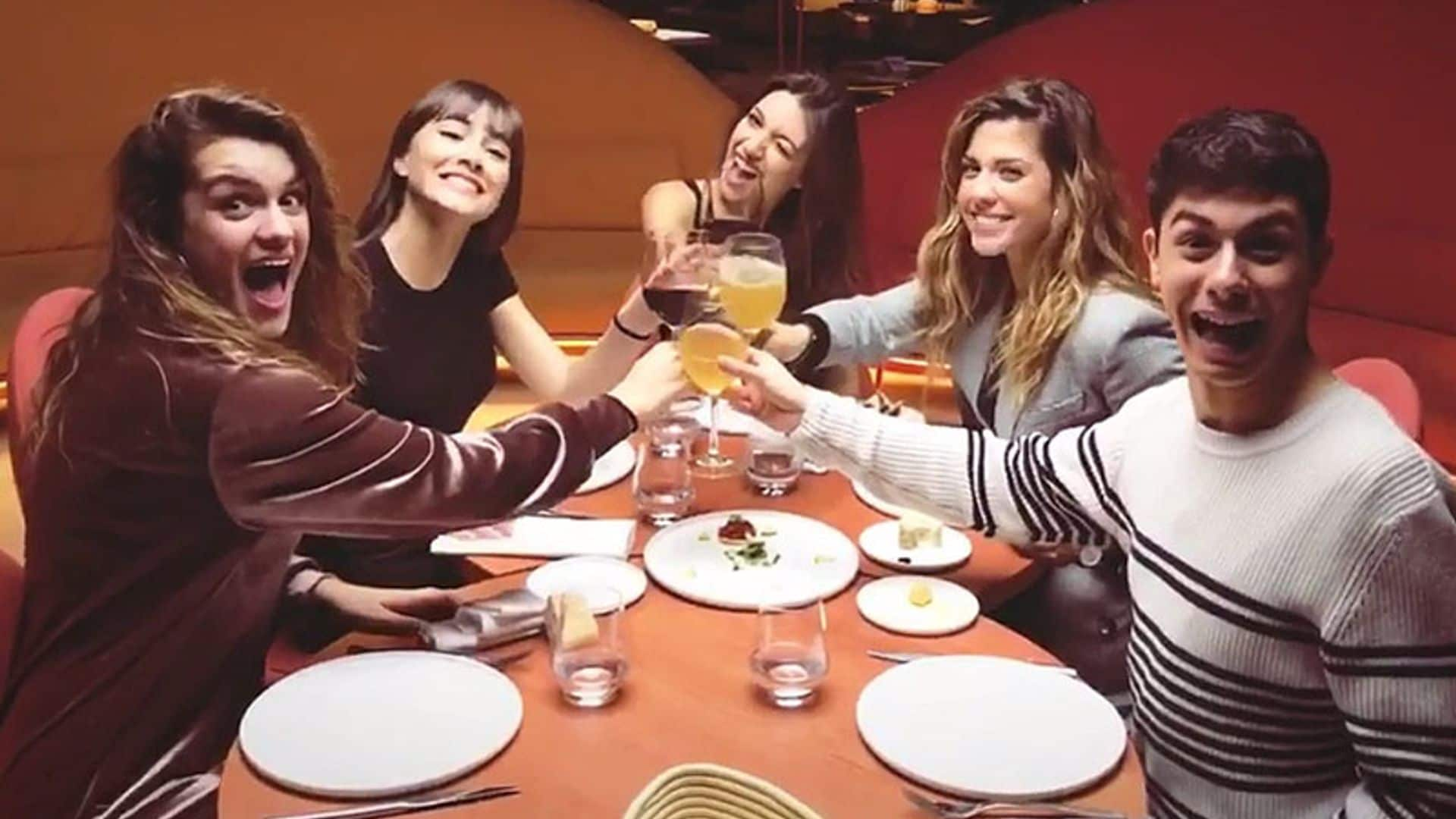 Brindis, bailes y mucha música ('Camina' incluido): así ha sido la primera fiesta de los finalistas de OT