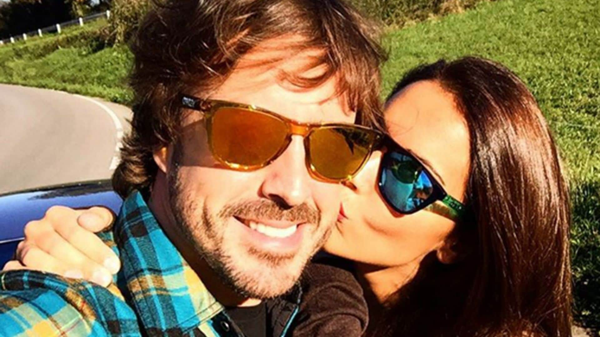 Fernando Alonso y Lara Álvarez celebran su primer año juntos