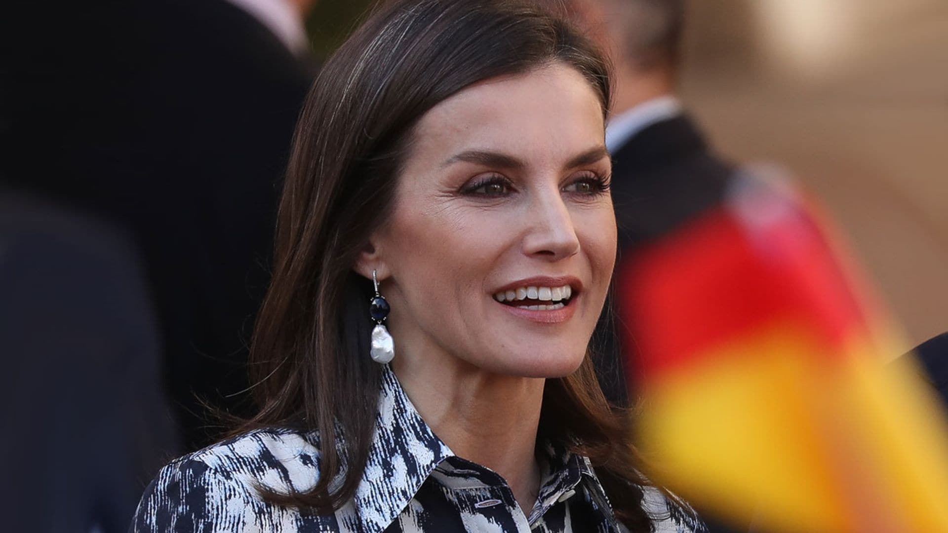 La Reina recicla el look viral de Victoria Beckham que tanto gustó