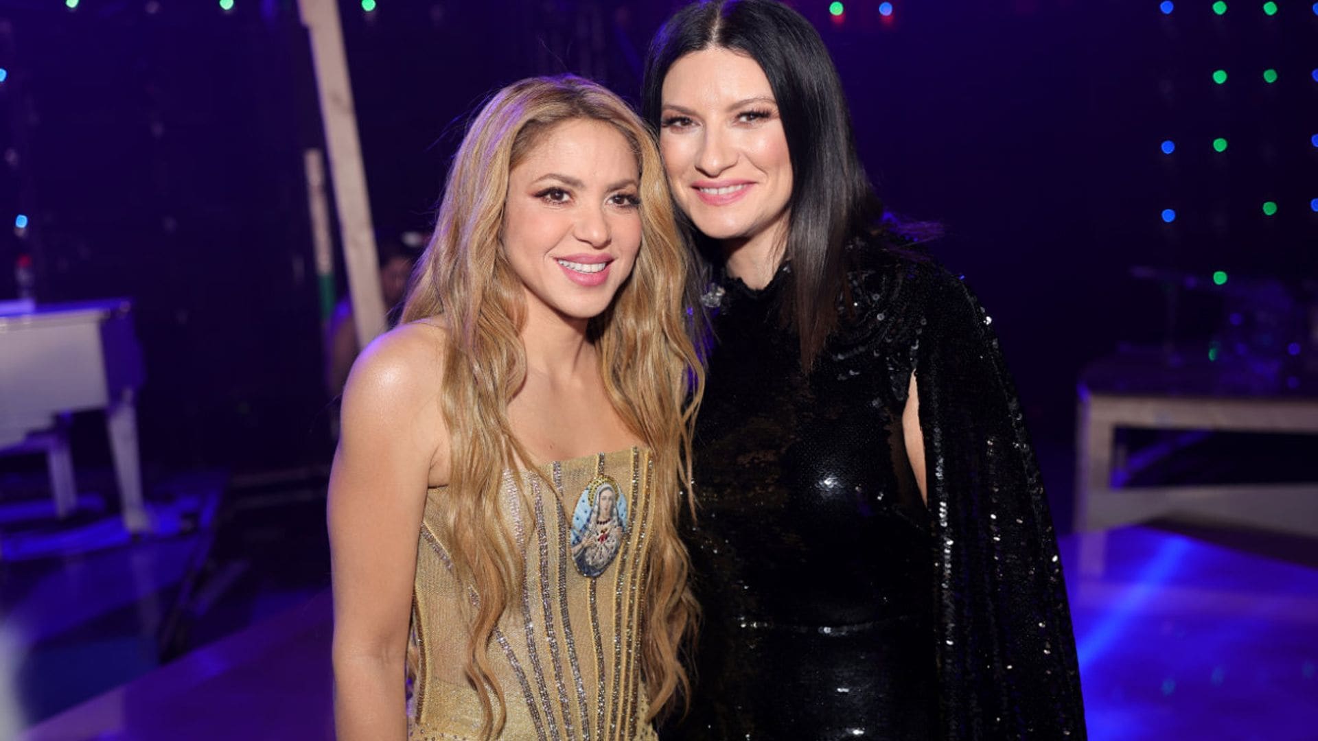 La charla entre bambalinas de Shakira y Laura Pausini, las grandes triunfadoras de los Grammy Latinos