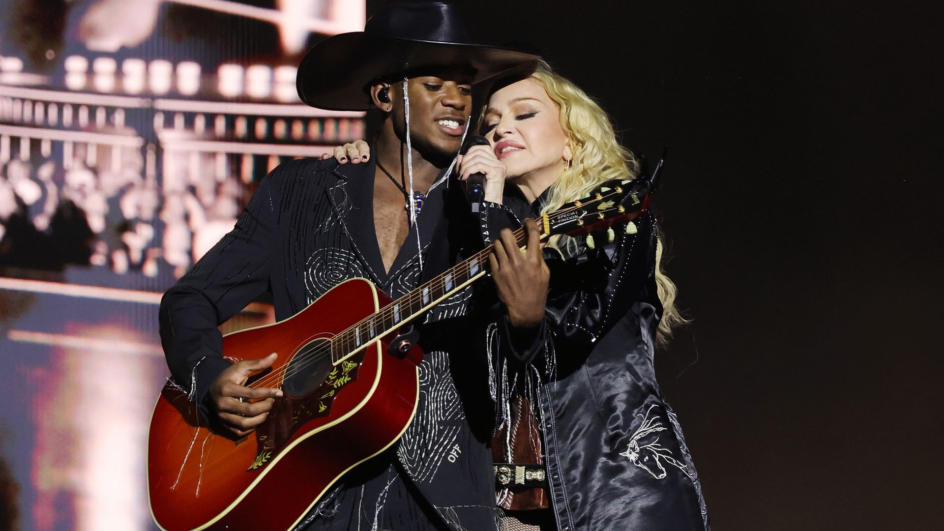 David Banda tocando la guitarra en el Celebration Tour de su madre Madonna, en Río de Janeiro, mayo 2024